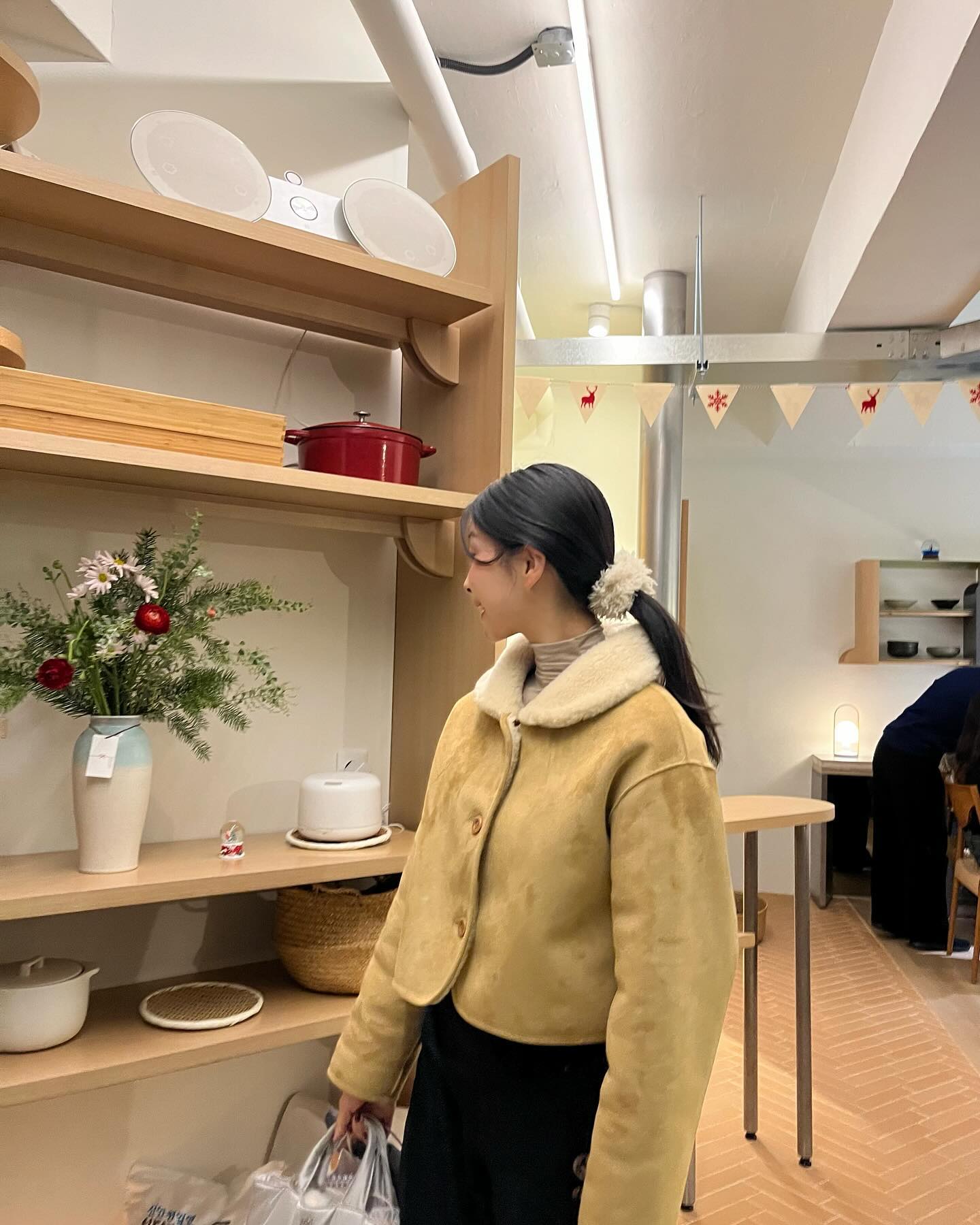 집하고 가까울 때는 예약 시간 안맞다가 크리스마스에 드디어 ･ﾟ✧ 🦌🌲🤶🏻

#패션계정 #데일리룩코디 #여자데이트룩 #캐주얼룩코디 #패션계정맞팔 #디저트맛집 #서울디저트카페
