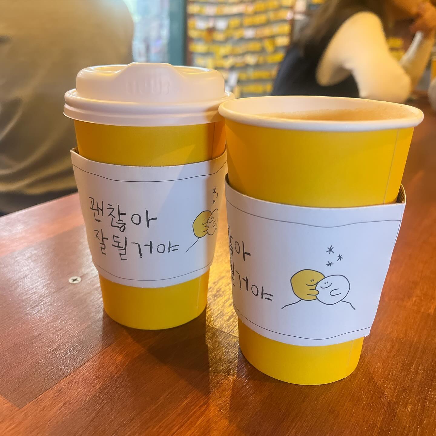 1년이 넘어가는 정카페, 카페라떼 정말 맛있었는데…
이제 초심을 잃었나? 커피맛이 연해졌다. 😂

회사근처 카페라떼 어디로 먹으러 다니지?
아아아… 시간이 지나면 맛이 달라지네…
