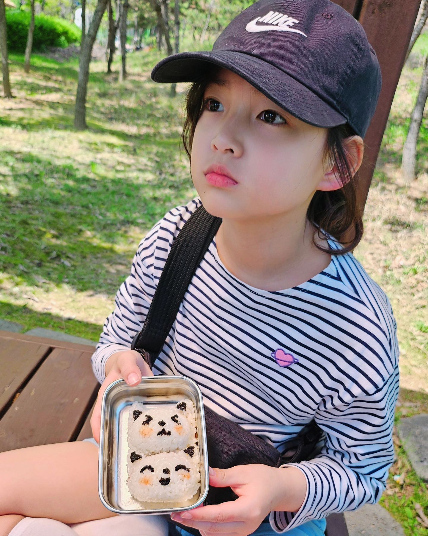 소풍갈거라고 아침부터
셀프로 참치마요 도시락싸는 언니야덕분에 
급 가야테마파크소풍 🍱

고양이모양 도시락❤️ 
이제 도시락 진짜 잘 싸는 초3👍🏻

세라믹페인팅 체험 그림도 색칠도 잘하는 우리딸
한달 후에 만날 예쁜 그릇 기대됨♡ 
이번 주말도 재미있었당♡ 

#가야테마파크 #가야어드벤처 #어드벤처 
#경남아이와가볼만한곳 #아이와가볼만한곳 #아이와갈만한곳 #김해 #주말 #김해가야테마파크
