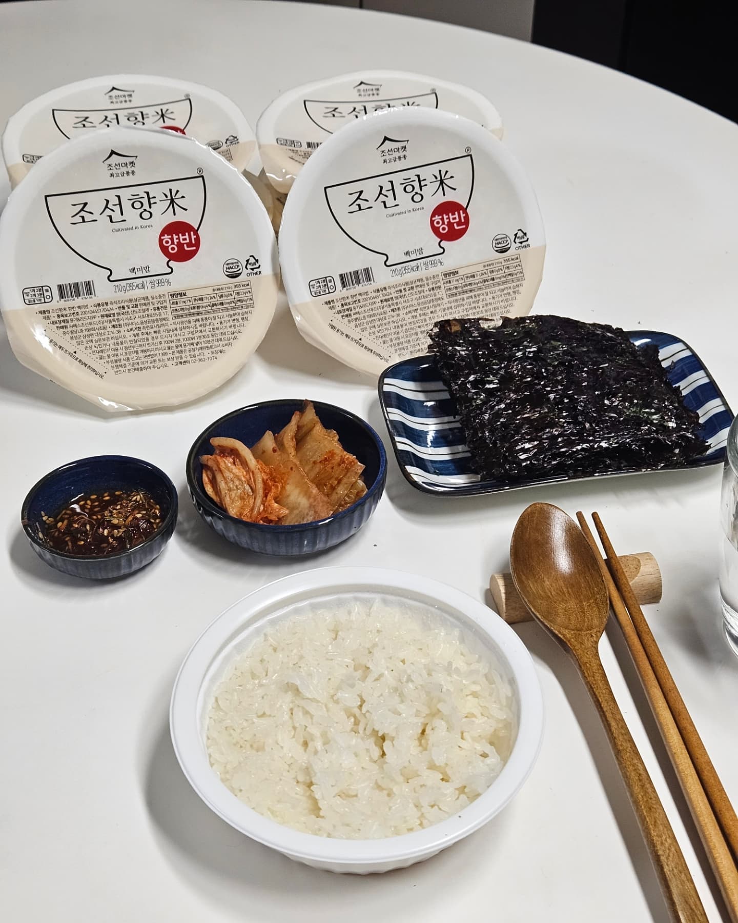 마켓컬리 베스트제품 고급 브랜드쌀 
조선향미 즉석밥으로 갓 지은 쌀밥처럼 
찰기도는 밥 먹을 수 있어요. 

향반 원료곡으로 사용되는 브랜드쌀 조선향미는 
밥 지을 때 구수한 향을 은은하게 풍기는 고품질 쌀로 아밀로스가 12.5% 정도 함유된 저아밀로스 쌀로 
찰밥과 유사한 쫄깃한 식감을 갖고있고 단백질 함량 또한 6.0% 내외로 낮아 밥맛이 좋은 쌀로 유명한데요 

1개 2분, 2개 3분 돌리면 완성되는 조선향미 향반은
최고급품종이라 밥에 찰기가돌고 씹을수록 단맛이나서  따끈따끈한 백미밥에 김만 싸먹어도 맛있고 질지않고 고슬고슬 볶아 먹었도 쌀알이 살아있는 식감!!

프리미엄 즉석밥으로 베스트라는 이유가있네요~
앞으로 즉석밥은 조선향미 향반 백미밥으로 정착쓰♡

-

-

#조선향미 #조선향진주 #맛있는쌀 #밥맛좋은쌀 
#집밥용쌀 #신품종쌀 #당일도정쌀 #단일품종쌀 
#초밥용쌀 ##향미쌀 #향기나는쌀 #골든퀸3호
#수향미 #고시히카리 #집밥 #즉석밥 #백미밥