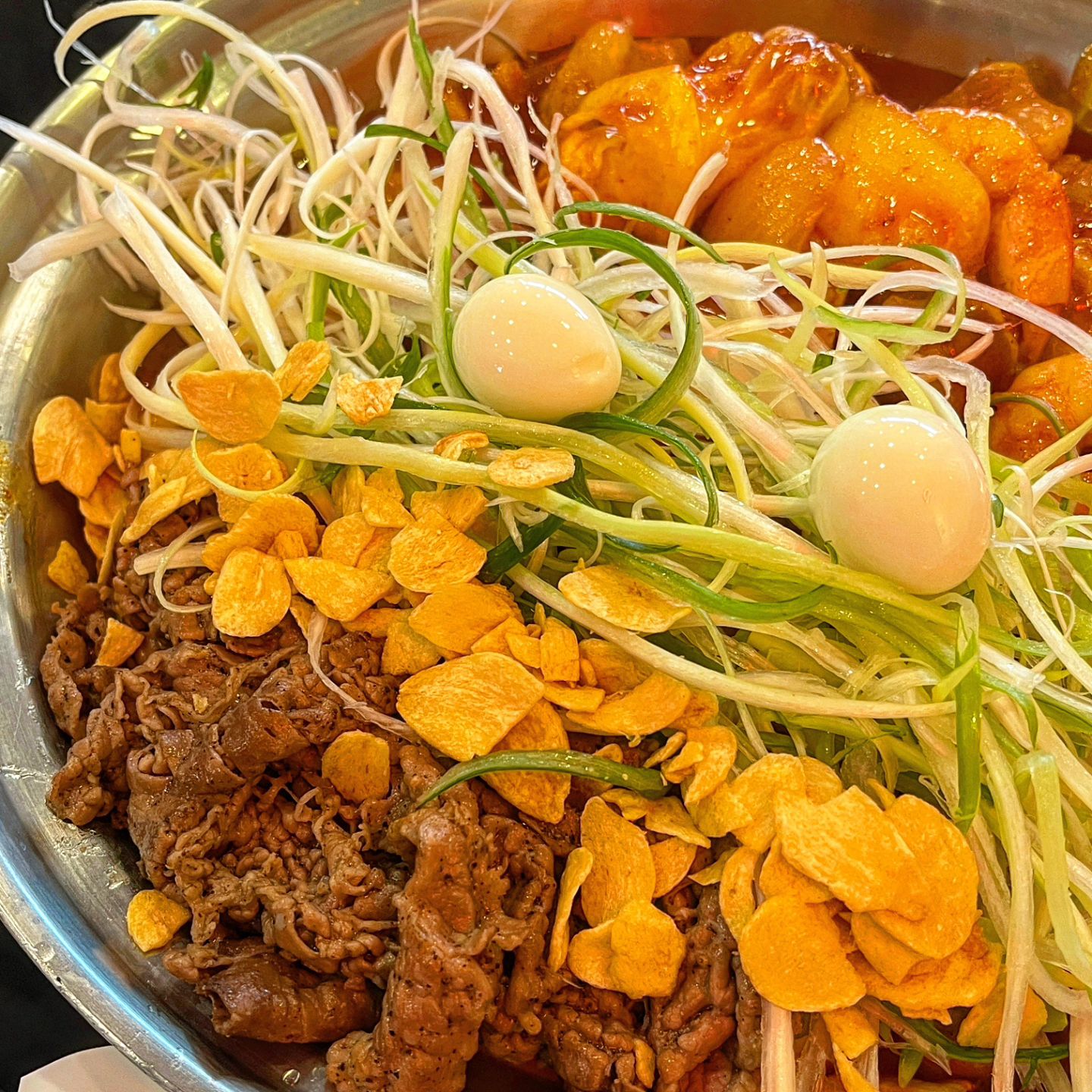 주기적로 먹어줘야 하는 음식 1위....🫶🏻
#청년다방 차대새떡볶이 먹었어요‼️

매콤하고 달콤한 양념에 긴 가래떡과 토핑이 올라가 있어요!
버터갈릭감자튀김도 주문할까 헀는데
양이 많을까봐 패스,,, ㅠㅠ

차세대떡볶이는 차돌&새우&대창이 올라가 있는데
매운 떡볶이 양념이랑 넘 잘 어울려요💞
볶음밥 무조건 먹어야 같아서 배부른거 참고 볶아먹었는데
안먹었음 후회했을뻔🤣

📍청년다방
youngdabang_no.1 

🏷메뉴
차새대 떡볶이 중 사이즈 (기본맛이 많이 매운편)
날치알 볶음밥
.
.
.
#청년다방떡볶이 #차새대떡볶이 #떡볶이 #떡볶이맛집 #떡볶이그램 
#떡볶이는사랑입니다❤️ #야식스타그램 #야식추천