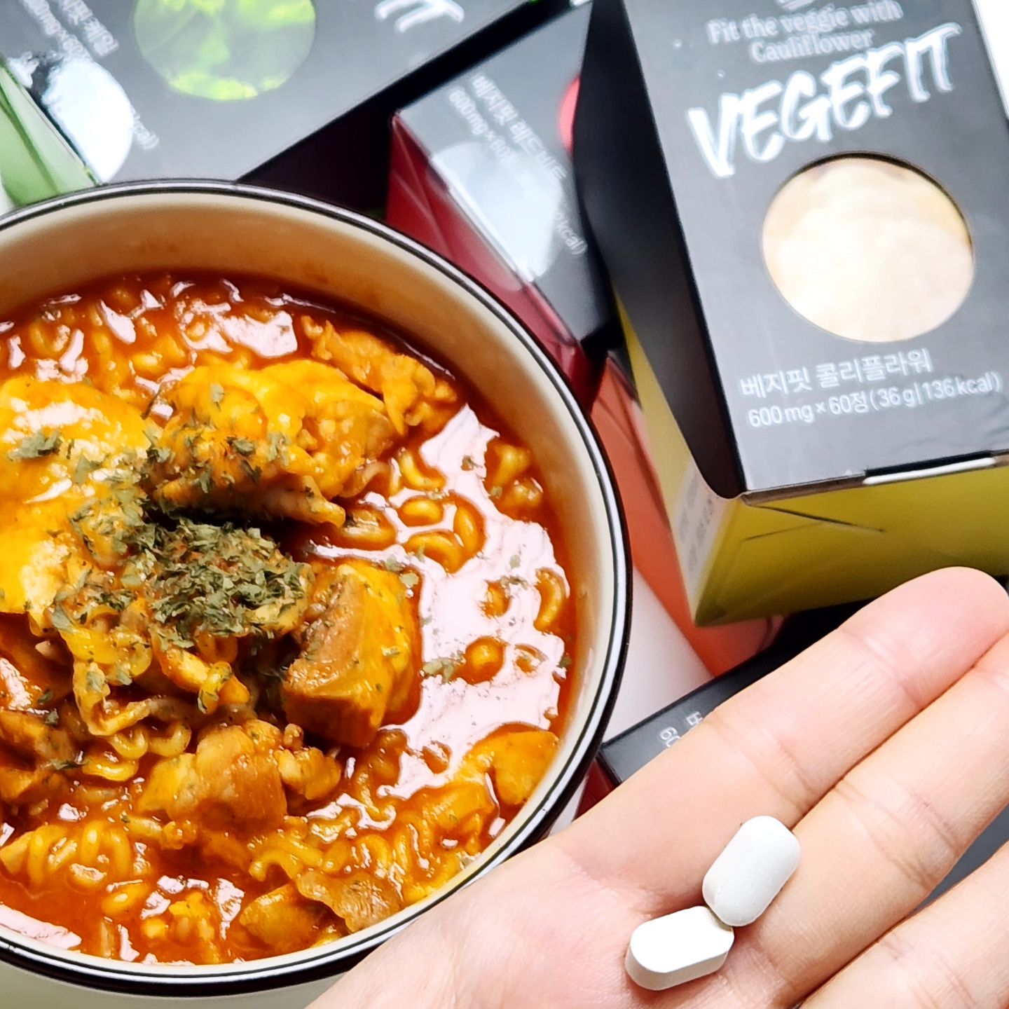 #협찬 🥦베지핏_고농축 야채캡슐

현대인들의 잘못된 식습관을 위한 제품..☆
채소 섭취량이 너무 적어 걱정이신 분들 제가 기깔나는 제품 하나 소개해드릴게여!!!

1⃣ 온누리약국의 빅데이터를 바탕으로 최적의 채소와 식물영양소, 비타민과 미네랄의 조합을 연구해 만든 고농축 야채캡슐!
2⃣ 각 채소별 최적의 원산지를 전세계에서 선별!
3⃣ 1알만 먹어도 채소와 비타민, 미네랄 하루 권장량 섭취 가능!
4⃣ 당 없이 캡슐 형태로 먹기도 편하고 간에 부담도 X!

요런 최고의 현대인 라이프스타일 저격 야채캡슐에는
총 5가지의 종류가 있는데요

- 석류 : 간편하게 석류 2통과 크랜베리 종이컵 14개 분량이 1알에!
- 케일 : 케일 50장이 1알에! 고농축으로 클렌즈 주스 대용품으로 추천합니다
- 레드비트 : 혈당관리에 좋다는 애사비 대신으로도 좋고 ABC주스 대용으로 간편하게 먹기 딱 좋아요! 레드비트 11개와 당근 8개가 1알에!
- 콜리플라워 : 제 필수템..♡ 소화와 위 건강에 좋은 콜리플라워 35개, 브로콜리 2개가 1알에 들어있어요
- 튜메릭 : 커큐민이 풍부한 튜메릭 9개와 염증 억제에 좋은 생강 25개가 1알에!

배달음식을 많이 드신다면 콜리플라워와 레드비트, 케일을!
오래 앉아있거나 혈액순환이 필요한 분들은 튜메릭과 레드비트, 케일을!
영양 불균형으로 인한 피부트러블이 있으신 분들은 석류와 튜메릭, 케일을!
추천함동👏
-
📌#ye또먹_협찬 
#베지핏 #vegefit #프로편식러 #건강날로챙기자 #건강꿀팁 #한달에오천원꼴 #건강루틴 #건강식 #야채캡슐 #야채캡슐추천 #야채 #채소 #야채식단 #디톡스 #야채섭취 #석류 #케일 #콜리플라워 #강황 #레드비트 #크랜베리 #스피루리나 #당근 #브로콜리 #생강 #샐러드 #클렌즈주스