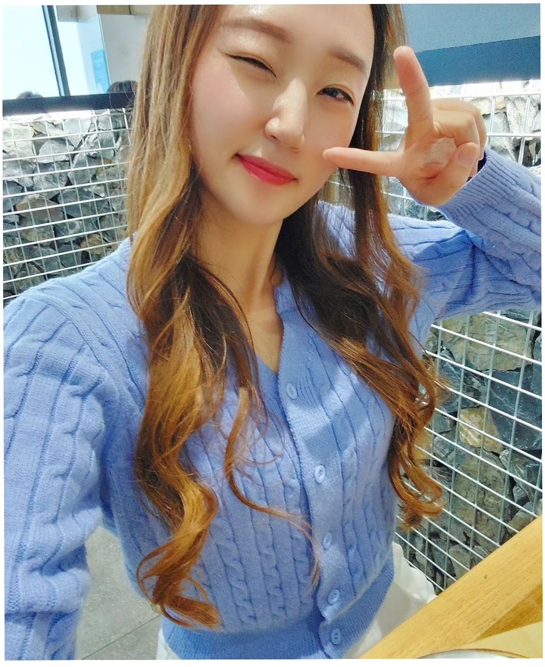 요즘 하루 일정이 꽉꽉🙂

멍하니 쉬는 건 싫은데
바쁠 땐 눈코 뜰 새 없이 바쁘고
항상 중간이 없는 프리랜서의 삶..🤣

작년에도 이맘때쯤 바빳던거 같은데🤔

그래도 근무시간 조절 가능하고
쉬고 싶을 때 쉴 수 있는게 어디야..
근데 진짜 그렇다고 그렇게 하면
얻는게 없음...!

나름 시간 쪼개가며 열심히 갈고닦은
일들을 무너뜨리고 싶지 않아서
열심히 뛰어다니고 있지만
앞으로도 열심히 할건데 
조꼼..추워서 손도 시렵고 목이 아프네요오🤣

다이어트를 하고 나서 추위를 좀 더 많이 타는거 같기도 하고..?