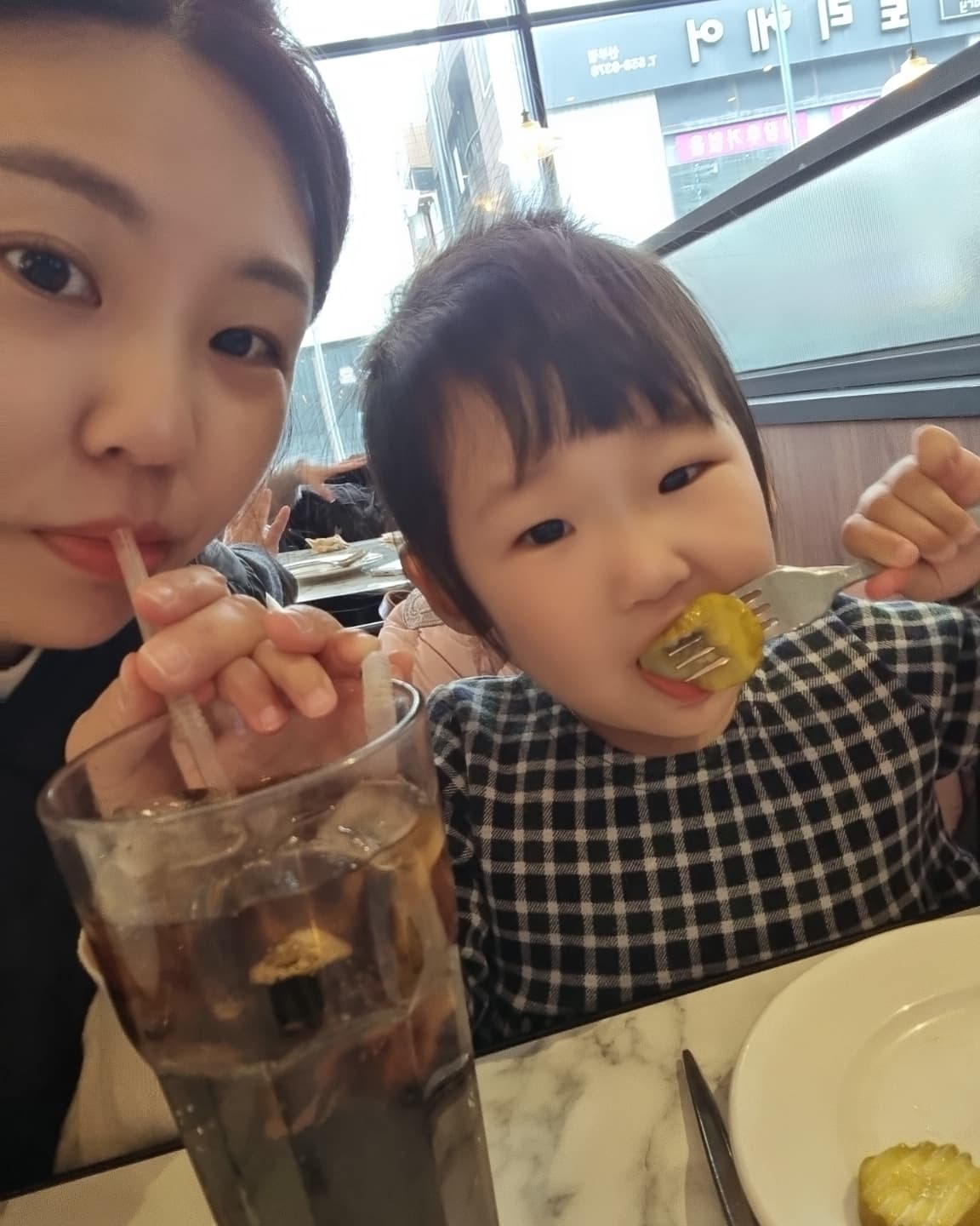 언니들이랑 신나게 스파게티먹고
신나게 여기저기 구경하고
학원에서는 뻗음 😂😂😂😂

#롤링파스타 #다이소 #백화점나들이