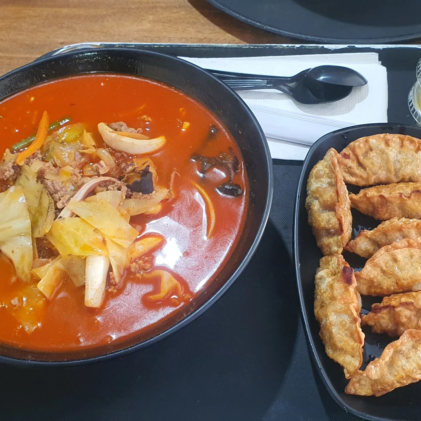 Newjersey littleferry..

주말 점심은 리틀페리에 있는 h마트푸드코트에서 짬뽕한그릇..
역시 얼큰한 국물이 쌀쌀할때는 최고..
얼큰한 짬뽕과 바삭한 군만두는 환상의 궁합..

#newjersey #littleferry #hmart #데일리밥집 #데일리맛집 #데일리그램 #데일리 #주말점심 #짬뽕 #먹방스타그램 #맛있다그램 #맛스타그램 #음식스타그램 #음식사진 #음식 #군만두 #주말