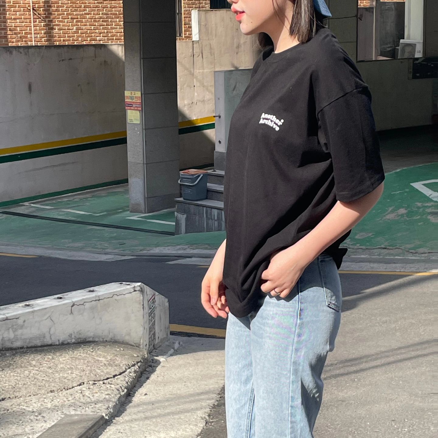 #협찬
anotherarchive_official

안녕하세요 여러분 토리입니다🐹❤️ 오늘은 제가 anotherarchive_official 에서 블랙 반팔 협찬을 받았어요오🤭 너무 감사합니다‼️

요 이쁜 옷의 장점은 너무 시원한 재질에 또 가볍구요! 프린팅이 너무 예뻐가지구 자주 손이 가는 것 같아요🫶 이제 슬슬 더워지고 있는데 반팔 이쁜거 하나 장만해둬야 하는데 이친구 강추>< 너무 좋을 것 같습니댜💕

이번엔 구도와 분위기를 좀 많이 다르게 찍어봤는데 어떠실지 모르겠네요🥺 부디 이쁘게 봐주세용 감사합니다❤️

#패션모델 #sport #스트릿룩 #hiphop #패션계정맞팔 #모델 #model #데이트룩 #fashion #오오티디 #ootd #선팔하면맞팔 #맞팔해요 #좋반 #댓글반사 #협찬환영 #소통해요 #ファッション #followforfollowback #likesforlike #어나더아카이브 #anotherarchive #반팔 #에이블리＃무신사 ＃리뷰메이커 #24SS #반팔티추천 #반팔코디 #여름반팔 #베이직코디