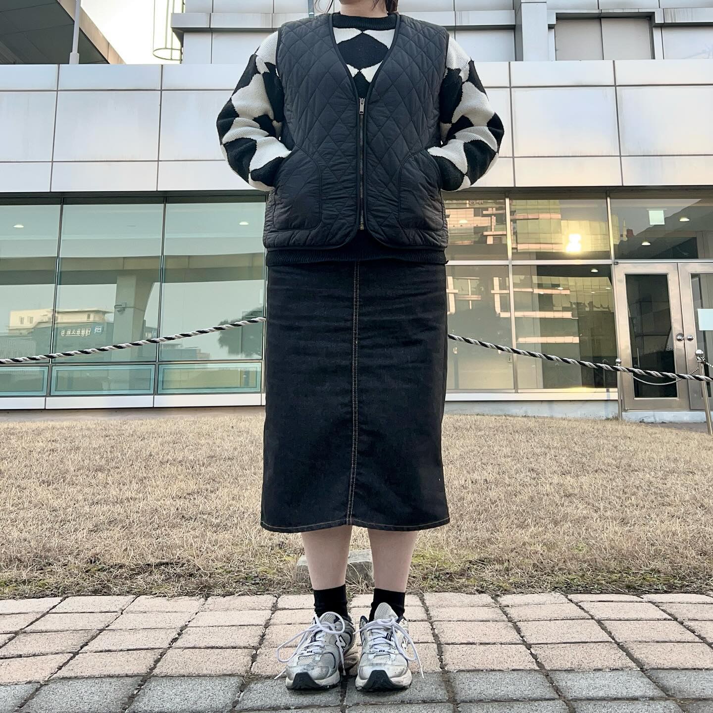 #협찬 요즘 같은 날씨에 꼭 입어야하는 필수템🔥
교복처럼 입고 출근하기 좋은 누빔베스트 찾으신다면?

레브하티드 유니섹스 누빔 베스트

얇으면서도 보온성을 크게 높여줘서 요즘시즌에 이것만 입어도 따뜻해요~😌
위에 코트나 야상같은 아우터 걸쳐도 핏을 방해하지 않는 두께여서 이너로 입기에도 완벽😉
외투 벗을 때 까지 사람들이 안에 베스트 입었는지 모르더라구요.

그리고 유니섹스 제품이라 저 뿐만 아니라 가족들이랑, 남자친구랑도 함께 입을 수 있는 제품이에요.
깔끔하면서 귀여운 포인트 주머니가 들어가 있어요🩷

아무데나 입어도 잘어울리고 데일리용으로 좋은 누빔베스트 찾으신다면 완전 강추드리는 레브하티드 유니섹스 누빔 베스트 입니다~✨

#유니섹스누빔 #유니섹스조끼 #유니섹스베스트 #누빔베스트 #간절기베스트 #유니섹스브랜드 #레브하티드