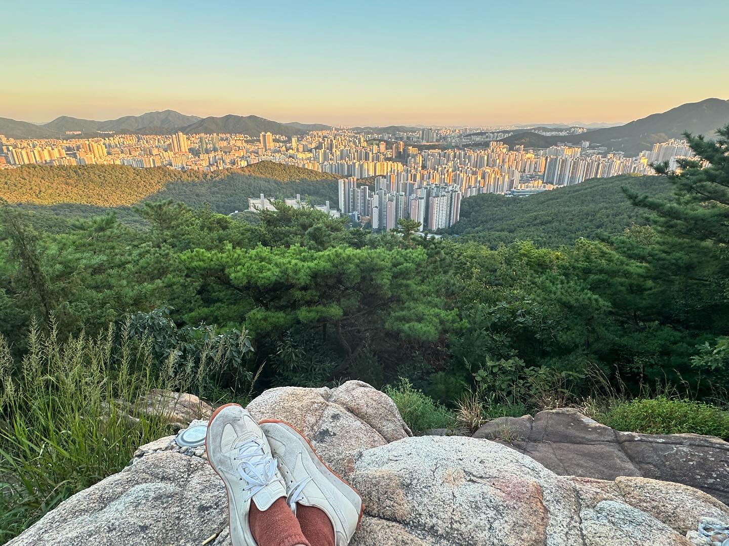 숙원이었던 뒷산 등산을 했다. 
저번주 다짐했던 주 2회는 못 지켰지만 그래도! 한번이라도 등산 완료~ 

무탈하게 좋아지길💕

#망해암일몰 #망해암 #안양등산