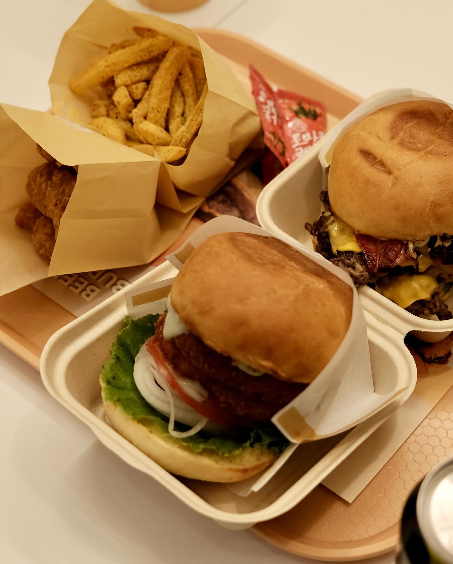 햄버거 패티도 이제 커스텀해서 먹는 시대 🍔
패티 어디까지 추가해봤니?  성수에 뉴 버거 맛집 등장💥
기본으로만 먹어도 찐 버거 맛집인데 자유롭게 패티 추가 가능해서 새우버거 + 새우패티 추가했더니 완전 새우 파티! 새우 맛 최대치로 즐기기 🎧
비프몬스터라는 버거는 빵을 또 튀겨 칼로리폭탄 챌린지버거의 느낌인데 넘 궁금했지만 다음에 도전해본당!

#성수동햄버거 #성수동맛집 #성수동데이트코스 #성수동데이트 #성수맛집 #성수햄버거 #뚝섬맛집 #뚝섬햄버거 #뚝섬데이트