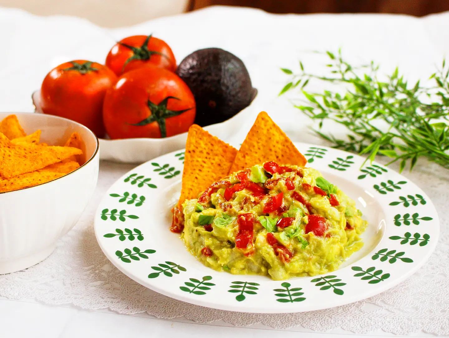 #요리스타그램 #과카몰리 🥑

아보카도 과카몰리 만들기!
후숙된 아보카도는 그냥 먹어도 맛있지만
토마토, 양파, 레몬즙, 올리브 오일 등을 넣어
아삭한 식감과 고소하고 부드러운 맛을
더해요~

샌드위치로 또는 나초와 즐기기 좋은
멕시코 요리

#과카몰리만들기 #과카몰레 #과카몰리🥑
#멕시코요리 #오늘뭐먹지 #오늘점심