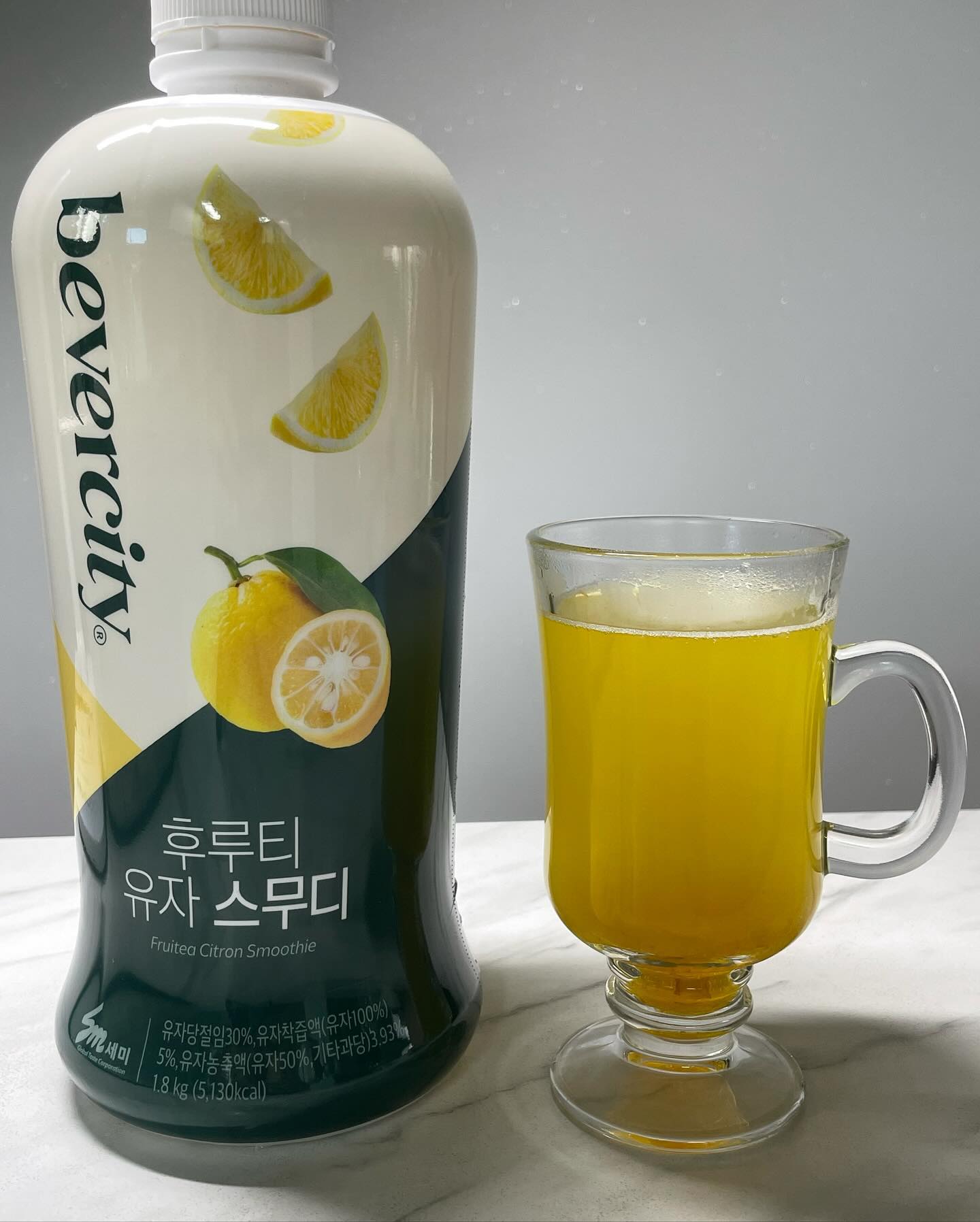 #제품제공 

bevercity 

유자 풍미가 가득한 베버시티 후루티 유자 스무디 

유자 스무디, 유자 에이드 등 시원하게 즐기기도 좋지만 
겨울이니깐 따뜻하게 유자차 해먹으니깐 아주 뜨뜻하니 좋더라구요 💛

유자는 히비스커스, 녹차랑도 아주 잘 어울리는 또 꿀조합이라 활용하기 짱 좋움 ✨

️☑️ 베버시티 후루티 유자 스무디 1.8kg  12,000원

*베버시티로부터 제품을 협찬받아 작성하였습니다 ˙ᵕ˙

#세미기업 #베버시티 #베버시티마켓 #bevercitymarket #홈카페