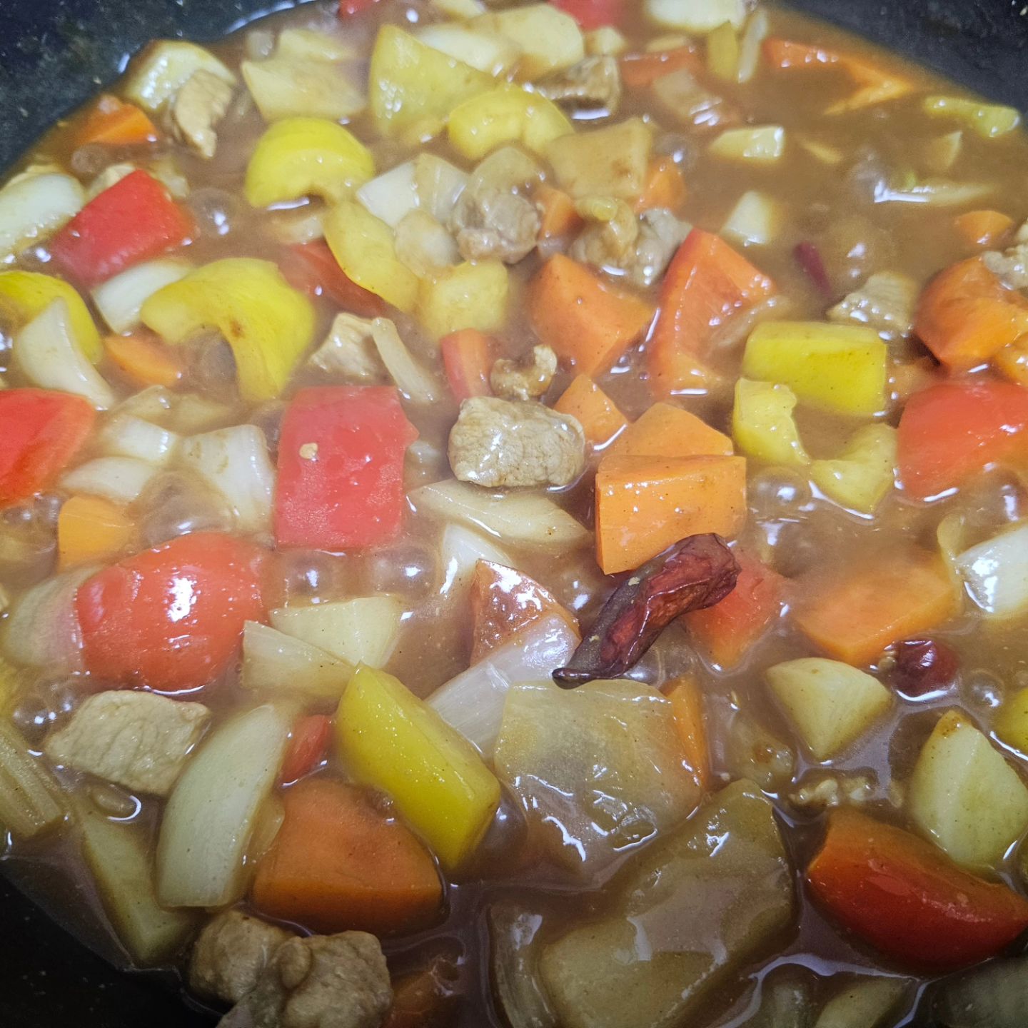 #curryrice 🍛

일본인 친구가 맛있다고 소개해 준 커리

골든커리랑 섞어서 엄마가 만드셨는데 
#돼지고기 #수미감자 #파프리카 #당근 #양파 
큼지막하게 썰고 #베트남고추 도 넣고 만드셨음 😆

담백하고 깊은 맛 나는 커리~ 
현미밥에 슥슥 비벼 한 끼 뚝딱 😋

#curry #curryroux #roux #카레 #카레라이스 #저녁 #밥 #집밥 #집밥메뉴 #집밥메뉴 #집밥스타그램 #yummy #foodie #food #yum #delicious #deliciousfood #먹팔 #맞팔 #먹팔맞팔 #맞팔선팔 #맞팔스타그램 #homemade #homecooking