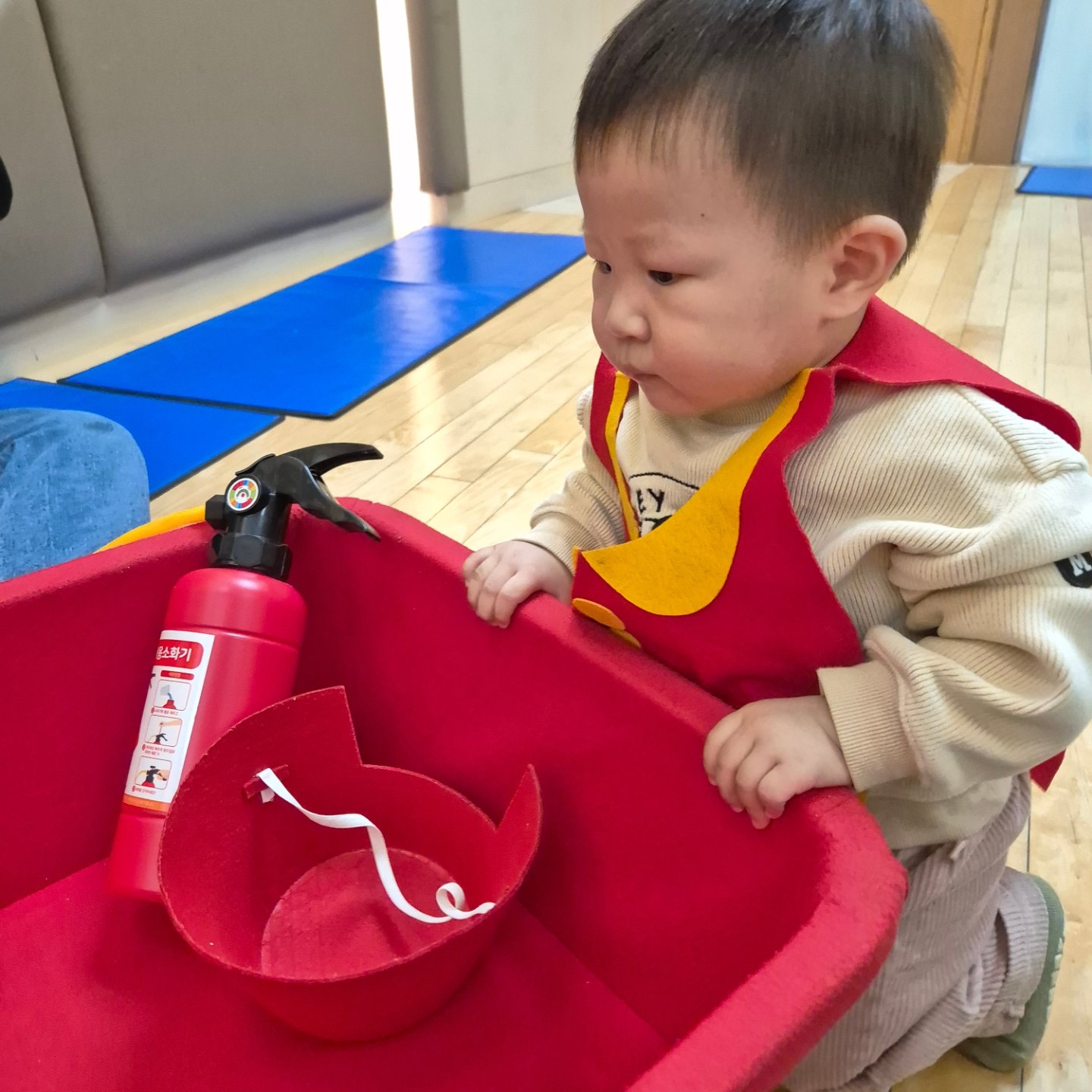 2024. 11. 18 🩵+389

빨간 자동차가 에엥에엥~
불을끄러 가야해요 에엥에엥~

오늘은 멋진 소방관으로 변신한 꿍짝이
불끄는게 중요하지 모자는 중요하지 않는다는 저 눈빛

2부는 휴지와 물을 이용한 촉감놀이
집에서 못하는거 신나게 (?!) 즐기는 중

언제나 즐겁게하는 꿍짝이
다음 학기도 화이팅!!!