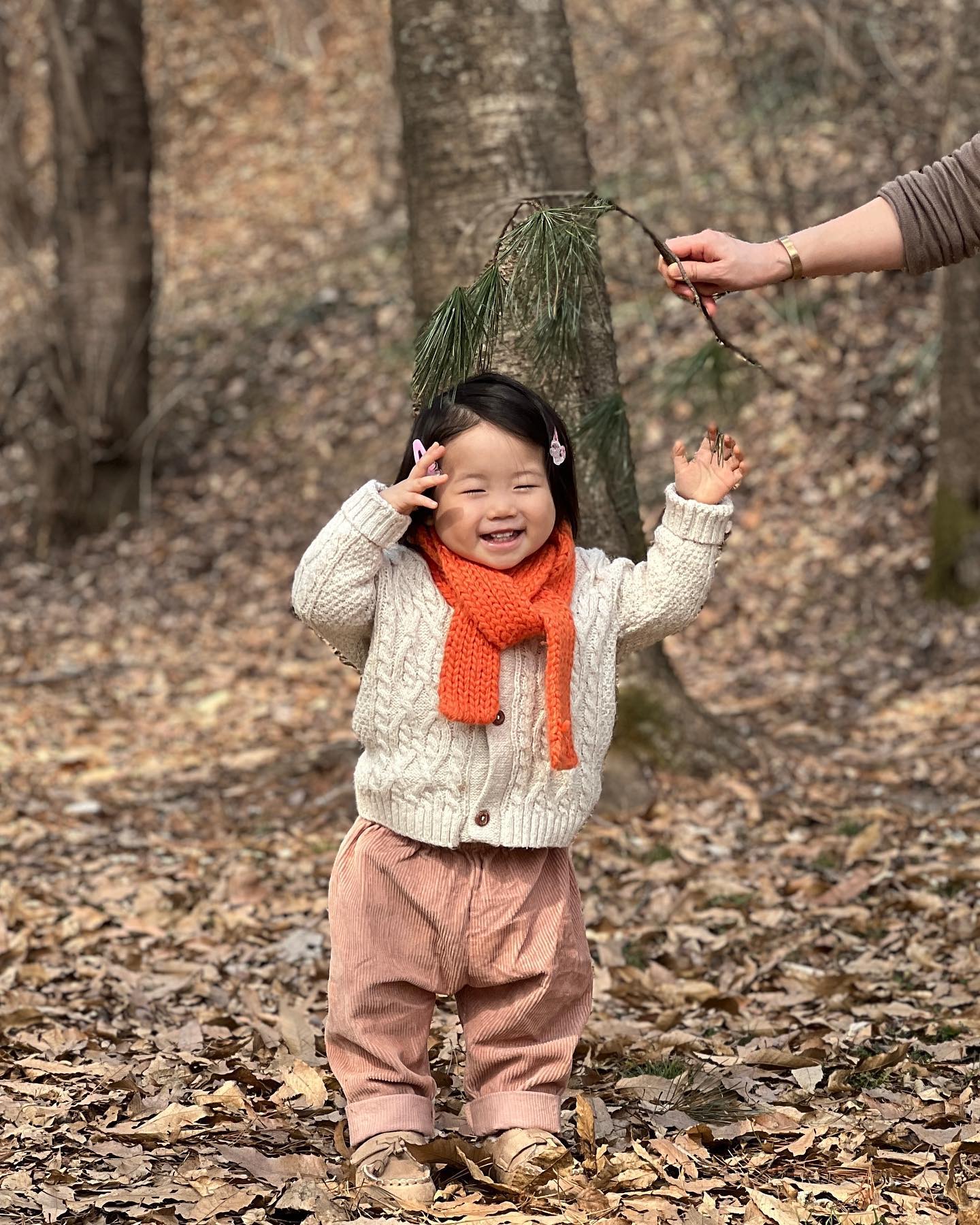#17개월아기 #산행
산에 가니 어릴적 생각이 많이 났다 ㅎㅎ

아빠가 등산을 좋아하셔서 주말에 다같이
산을 가곤 했는데 나는 꼭 내려올 때 다리 아프다며
아빠한테 업어달라고 했다😅

7살? 8살? 어린 아이여도 많이 무거웠을텐데
어빠는 나를 업고 산을 내려오곤 하셨다
업어달라고 졸랐던 철없던 내 모습ㅋㅋ
말없이 등을 내어주던 아빠의 모습이 떠오르네🥹

남편이 하리를 안고 할미가 하리 손을 잡고 
산을 오르는 모습 보면서
왠지 익숙한 모습인 거 같아 #추억여행 😌
#⛰️#아기랑등산
⠀
⠀
⠀