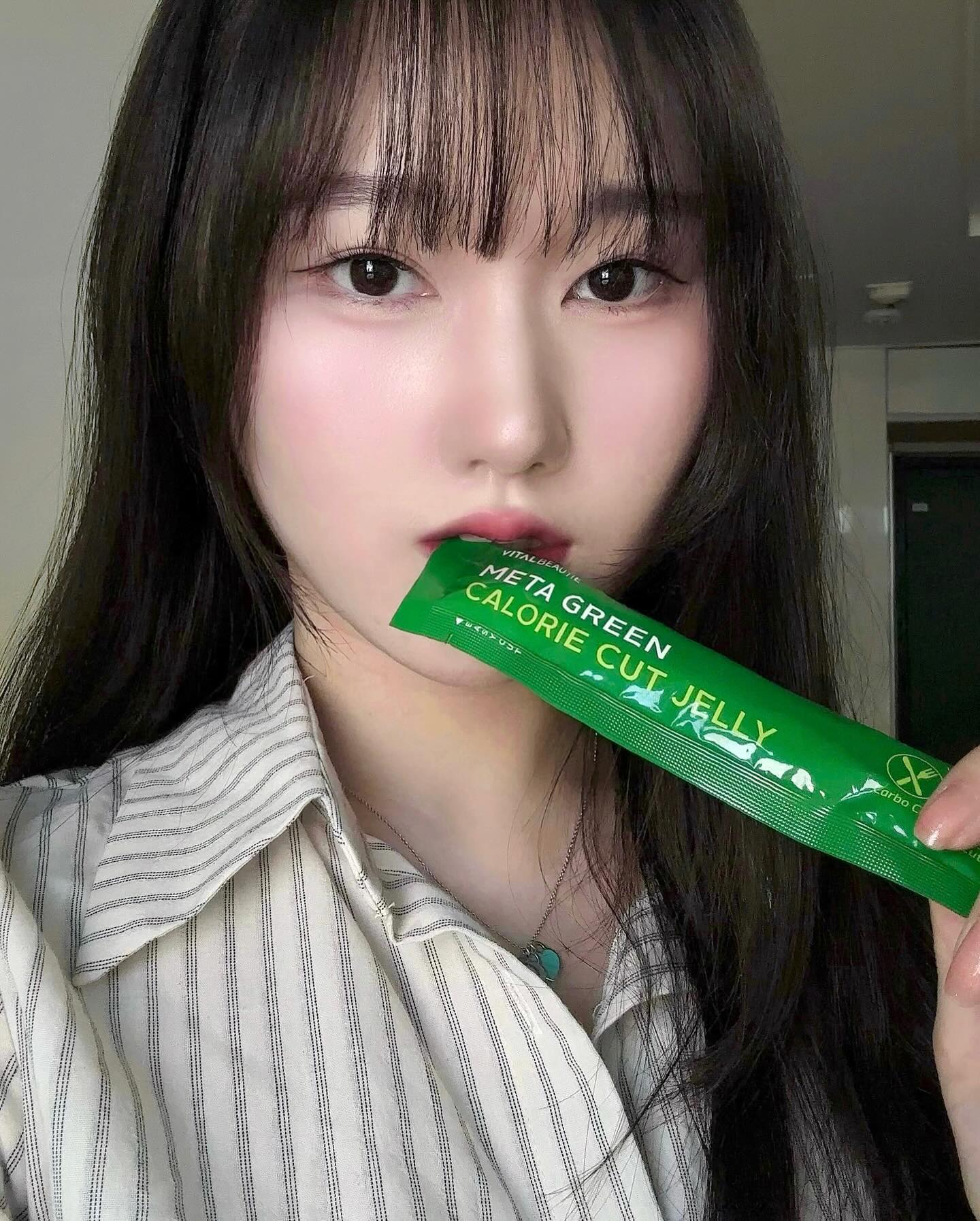#협찬 이지만 ㄹㅇ찐후기 
일할 때마다 맨날 달달한 라떼 마시면서 
액상과당 무한섭취로 당 섭취가 신경쓰였는데,
메타그린 칼로리컷 젤리가 요즘 핫하길래 
올영가서 사먹어볼려다가 운좋게 체험하게 됨..!

가볍고 작은 사이즈라 가방 속에 휴대하기 편하고 
상콤한 오렌지맛에 곤약젤리 같아서 먹기도 편안~ 
제로슈거, 탄수화물 컷팅 + 혈당관리가 된다는데
그것보다도 포만감이 미쳐서 식사량조절에 너무조흠
그렇게 입터지는 날이 오면 필수템이 되..🍀

#광고 #바이탈뷰티 #메타그린 #메타그린칼로리컷젤리 #메타그린젤리 #혈당다이어트 #탄수화물다이어트 #혈당관리 #식후혈당컷 #탄수화물컷 #다이어터 #유지어터 #올영추천템 #셀카 #셀피