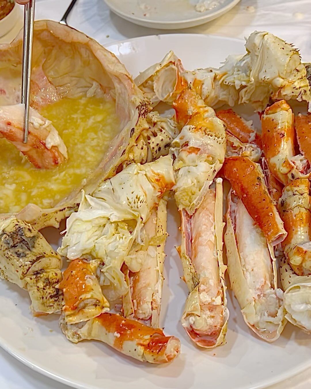 🦀킹크랩 가격 폭락✨ #노량진수산시장 에서 #남친찬스 로 직접 먹어본 썰🦀 

☑️11/10 방문 기준
☑️킹크랩 싯가 kg 당 5-7.5만원 (업체마다, 수율마다 차이있음) 
☑️2인 기준 킹크랩 2.4kg 
☑️시장 내 식당에서 찜과 내장볶음밥, 라면까지 먹었어요
☑️총 19만원 지출 
⭐️선어 노리려면 아침일찍 가셔야 될 것 같아요
⭐️모든 식당 웨이팅 길어요 주말 저녁 특히 피해가시길 :(
⭐️시장에서 드시고 가시려면 바로 먹을 수 있는 회 종류도 소량 사가서 기다리는 동안 드시면 좋을 것 같아요 

사실 전 킹크랩을 한번도 안 먹어봤었는데요, 대게도 엄~청 좋아해서 킹크랩은 도대체 얼마나 맛있는거야 하면서 궁금증이 컸는데, 이번에 킹크랩 가격이 많이 떨어졌다는 기사가 자주 보이길래 한번 직접 노량진수산시장에 가봤어요 ! 

원래는 선어(신선도가 떨어져가서 상품성이 사라지기 전 상태)를 저렴하게 먹을 생각으로 갔는데, 금요일 저녁 방문 시 선어는 이미 아침에 다 팔리고 없다더라구요. 
⭐️선어 노리려면 아침일찍 가셔야 될 것 같아요

선어가 아닌 활어라도 kg당 5-7만오천원 선이더라구요! 가격차는 수율의 차이라는데, 여러 가게 비교해보고 친절한 이모님께 kg당 5만원, 수율 80%정도로 골랐어요! (2인 기준 2kg초반대면 충분하더라구요! 저희는 킹크랩 12만 6천원으로!) 

살아있는 싱싱한 #대맛조개 도 맛보기로 조금 사고, 서비스로 새우랑 조개 몇개 받았어요 ㅎㅎㅎ 

노량진수산시장 2,5층에 구매한 해산물을 요리해주는 식당이 있어서 방문해서 먹었어요! 주말 저녁이라그런지 식당마다 전부 줄이 어마무시,,, 8시쯤 식당에 올라갔는데 30분정도 웨이팅
⭐️모든 식당 웨이팅 길어요 주말 저녁 특히 피해가시길 :(

들어간 다음 또 킹크랩 찌는 동안 길고긴 웨이팅의 시간,,,,, 찜도 약 20분정도 기다린 듯 해요 :( 
⭐️시장에서 드시고 가시려면 바로 먹을 수 있는 회 종류도 소량 사가서 기다리는 동안 드시면 좋을 것 같아요 

킹크랩 구매부터 식당 웨이팅까지 꽤 오래 걸렸지만, 기다린만큼 살이 통통하고🦀 달큰하더라구요 🤤🤤🩶 왜들 킹크랩 킹크랩 하는지 한번에 이해가는 맛>__< 대맛조개도 쫀득 달큰해서 일반 조개랑은 확실히 다르게 맛있더라구요 추천 추천 

시장 구경하며 즐거운 데이트였슴니다💗🫧 암튼 다들 킹크랩 가격 떨어졌을때 얼른 드시러 가시길 🏃🏃🏻‍♀️💨 남친 고마우❣️