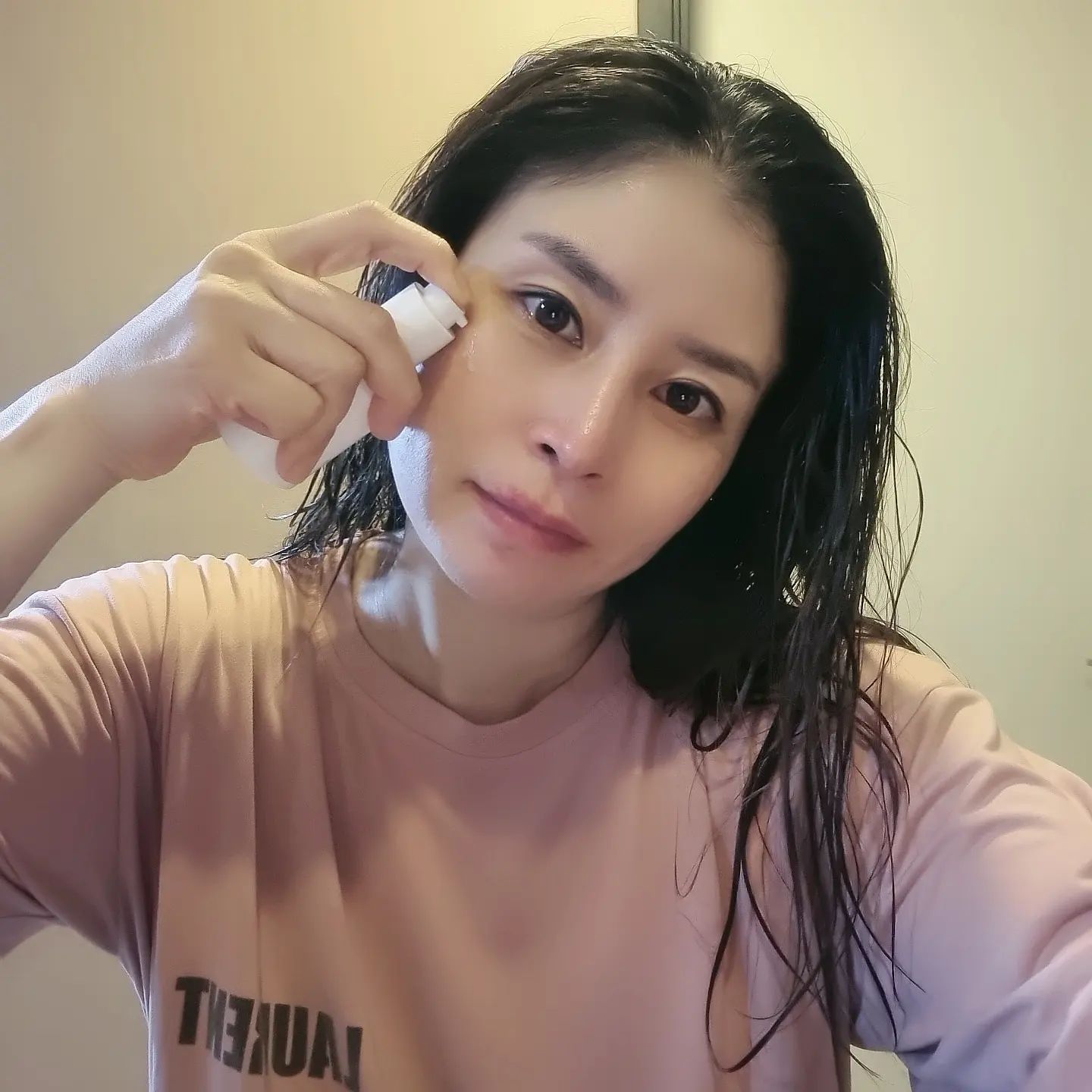#협찬 #디폰데오리진100 #광고 

한동안 피부 컨디션이 좋지 피드도 많이 못올렸는데.
디폰데를 만나고 한층 밝아진 피부톤으로 오랫만에 인사해요.

흰목이버섯추출물 100%로 만들어져 오직
한 가지 성분으로 수분에 집중한 에센스에요.💕

 단 하나의 성분만으로도 느껴지는 풍부한 피부 감동👍👍
일단 발림성이 너무 좋아요.쓱쓱 발리면서 퍼지는게 깊숙히 침투하는게 느껴지는거 같아요.

피부의 운명을 바꾸는 첫단계 에센스.
피부컨디션을 잡아준 제품입니다.

지난 GS홈쇼핑에서 1위를 하여, 앵콜 방송까지 진행된 제품입니다.

패키지부터 넘 고급스러워 보는순간 믿음이 갔던 제품.
꾸준히 사용해보니 보습력이 좋아 피부가 탱글해진거 같아요.

오랫만에 좋은제품 만난거 같음요🌈🌈
 

#광고

#디폰데 #시그니처오리진100 #흰목이버섯 #수분에센스 #첫단계 #첫단계에센스

#deeponde #signitureorigin100 #slowcosmetic