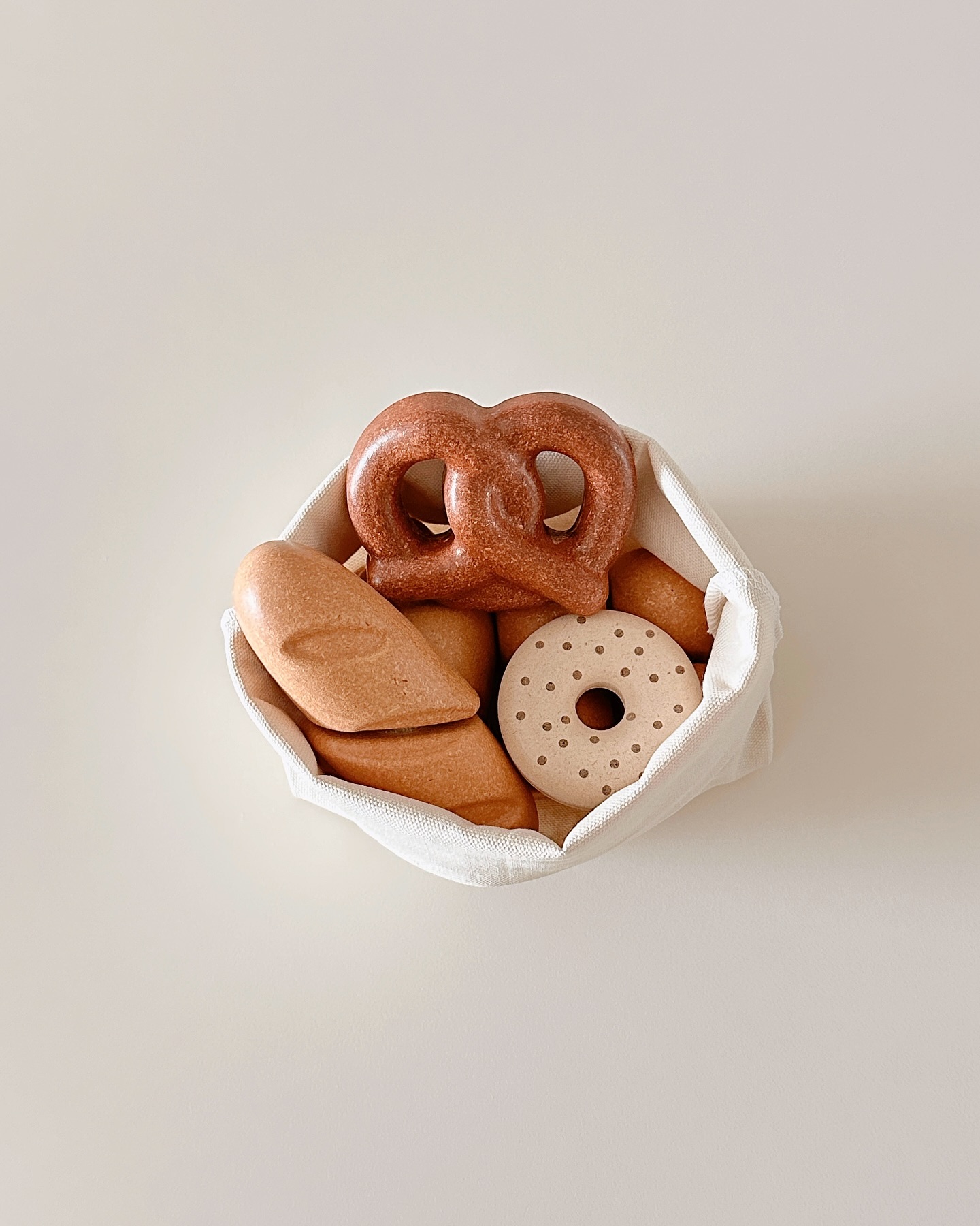 ::
빵순이 윤하를 위해 준비한 귀여운 브레드 세트🥐🥖🍞🥯
소소한 선물이지만 잘 갖고 놀아주길🥨
⠀
⠀
⠀
⠀
⠀
#원목장난감 #우드장난감 #아기장난감 #윤하기록👧🏻