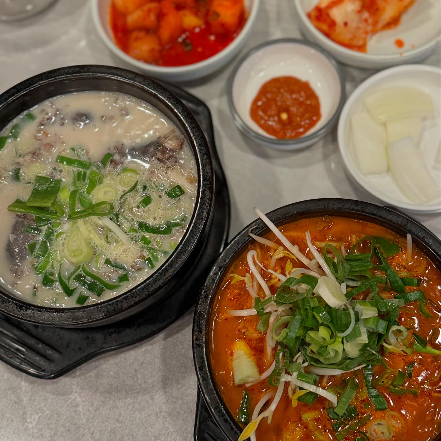 해장하러 갔다가 술한병 먹고 나온이곳
#돈배옥 수육정식 먹고싶었는데, 재료소진으로
순대국만 먹고왔어요 볼살얼큰순대국 진짜 매콤한게
소주생각이 절로 나는 #금촌해장국집 혼술 혼밥하기
부담스럽지 않은 테이블도 있더라구요:) 다음에는 
순대국수육정식 세트를 꼭 먹으러🥹🥹

▪️돈배옥 파주본점
▫️경기 파주시 쇠재안길 24-2 1층 
▪️0507-1452-7852 
▫️영업시간 : 10:00~22:00 라스트오더 21:30 일요일 휴무
