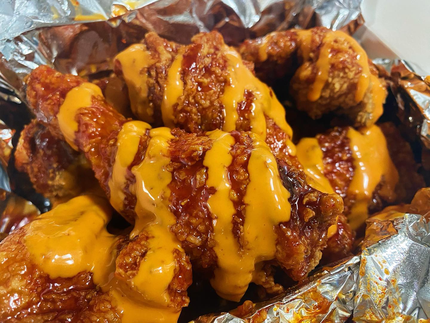 🍗후참잘 신메뉴 맵달킹🍗

신메뉴라 해서 바로 시켜본…! 
불닭마요 소스가 따로 와거 예쁘게 데코해보는 맛도 쏠쏠한 😄
매콤하긴 한데 매운맛이 오래가지는 않아서 맵찔이도 쓰읍 하 하면서 계속 먹을 수 있는 맛이었어용