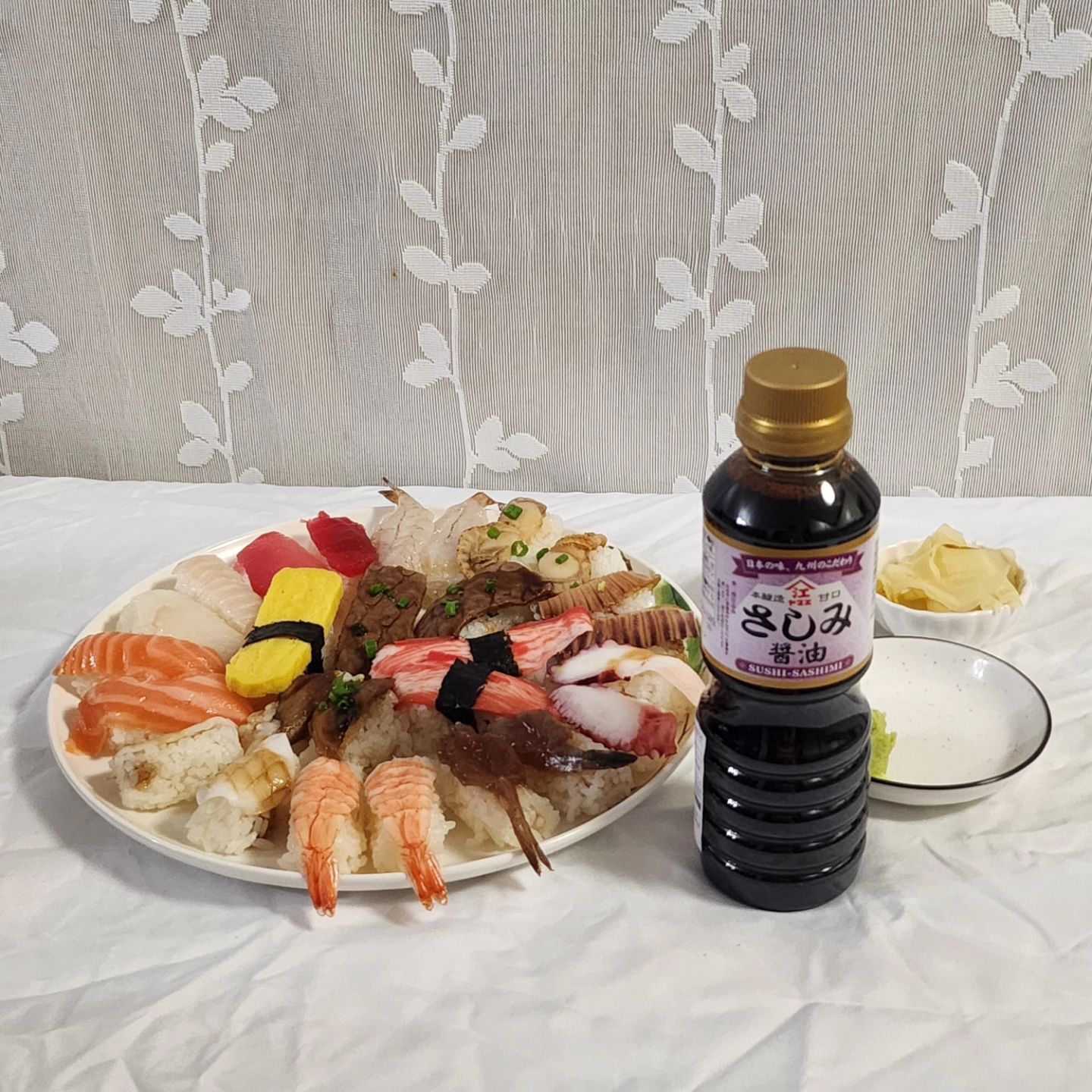 #협찬

초밥을 시키면 왜 간장은 적게 주는지 항상 불만이에요.
최소 30개이상 주문하는데 간장은 째깐한 걸로 4~6개.
간장 및 소스 킬러가 있어서 터무니도 없는 양이죠.
집에서 쓰는 간장은 그맛이 안나더라구요.
초밥먹을때 #맛있는간장 야마에 #회간장추천 합니다.

유튜브 떵개떵님이 선택한 #일본회간장 !!!
(https://youtu.be/B9eOHg3kxXo?si=T_FNSMEtppg40r_D)
간장통연어장을 만들어 드시는데 이건 꼭 해먹어봐야겠다는 생각이 들어요.

한국인의 입맛메 가장 어울리는 감칠맛을 가진 #야마에회간장 은 1871년 설립된 150년 역사의 전통있는 간장제조회사로 일본 큐슈 제일의 판매량을 기록한 #야마에 에서 만든 japan food 그랑프리 2회수상한 #회간장 이에요.
일본의 부엌에 빠지지 않는 간장이라 횟집이나 초밥집에서도 볼수 있어요.

소금물을 사용하지 않고 생간장을 2번 내려 색과 맛, 향이 진해요.
예전에 간장공장을 다녀왔는데 슈퍼에서 사먹는 간장은 전통제조방식이 아니라 합성간장이더라구요.
전통방식으로 만든 간장이라 다른건지 그릇에 따를때부터 진~함이 느껴지는 제형이지만 짜지않고 감칠맛이 난다는 점이 포인트죠.^^
생선회, 초밥 뿐아니라 각종 튀김요리, 데리야키 요리에도 잘 어울려요.
집에서 요리하시는 걸 좋아한다면 필수템.
배달시키시는 분들도 추가 간장 주문하지말고 집에 쟁여놓으세요.

조선간장보다 #일본간장이 가벼울줄 알았더니 전혀 가볍지 않고 묵직한 간장이네요.
규슈지방의 엄선된 콩과 물을 사용하여 150년의 전통방식으로 제조한 프리미엄간장이라 장인정신이 깃든 진하고 깊은 풍미의 간장이죠.

평소 초밥 시킬때 아쉬웠던 간장양을 추가할때도 굿~
바다낚시 좋아하시는 아버지 선물로도 한병 드리고~
요즘 입맛도 없는데 간장만 맛있다면 실패확률적고 방법도 간단한 맛있어보이는 유튜브 떵개떵님이 알려주신 레시피대로 간장통연어장도 만들어봐야겠어요.

360ml, 1L, 1.5L 3종류 용량으로 구매가능하세요.
가볍게 휴대용으로는 역시 360ml가 딱이고 연어장같은 요리용으로는 대용량인 1.5L가 좋아요.
직구 아닌 공식수입으로 배송도 빠른 일본회간장 집에 쟁여놓고 드세요.^^

https://smartstore.naver.com/japaten/products/10169271266