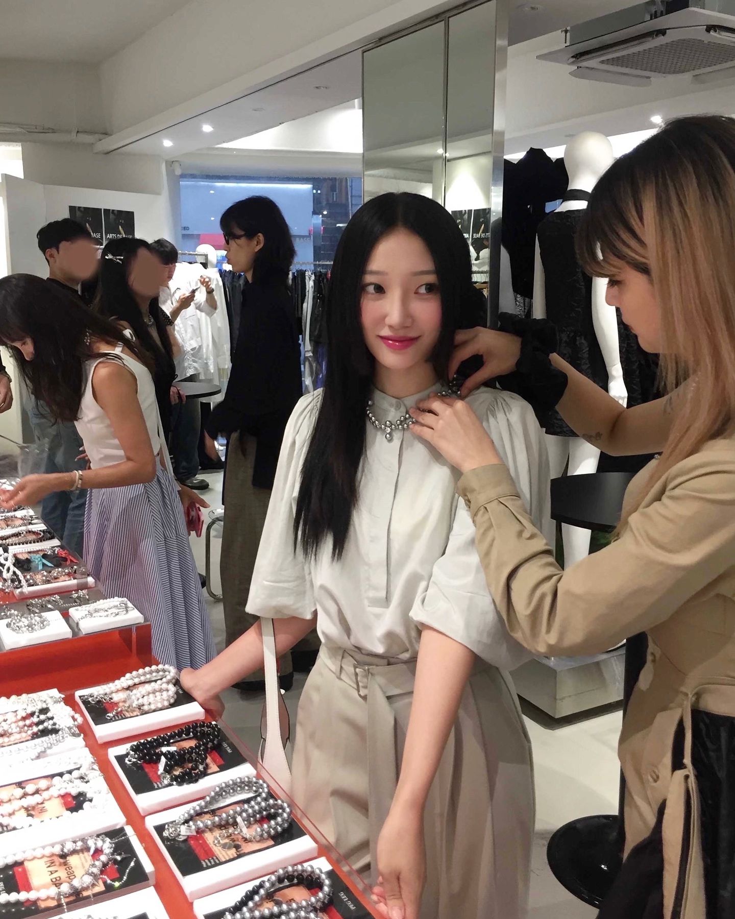 그냥 흘려보내기 너무 아까운 착장들 ෆ 이번에 새로 알게 된 쥬얼리 브랜드 pegleg_official 이 정말 취향 탕탕탕후루.. 💚 힙하고 트렌디한 무드 가득 갖춘 볼드한 네크리스들이 정말 취저였다 조만간 내돈내산 하러 .. *ﾟ¨ﾟﾟ･*:..☆ (사장님 예뻐요)
⠀ 
#페그렉 #더발론 #더발론플래그쉽 #서울팝업 #가로수길팝업