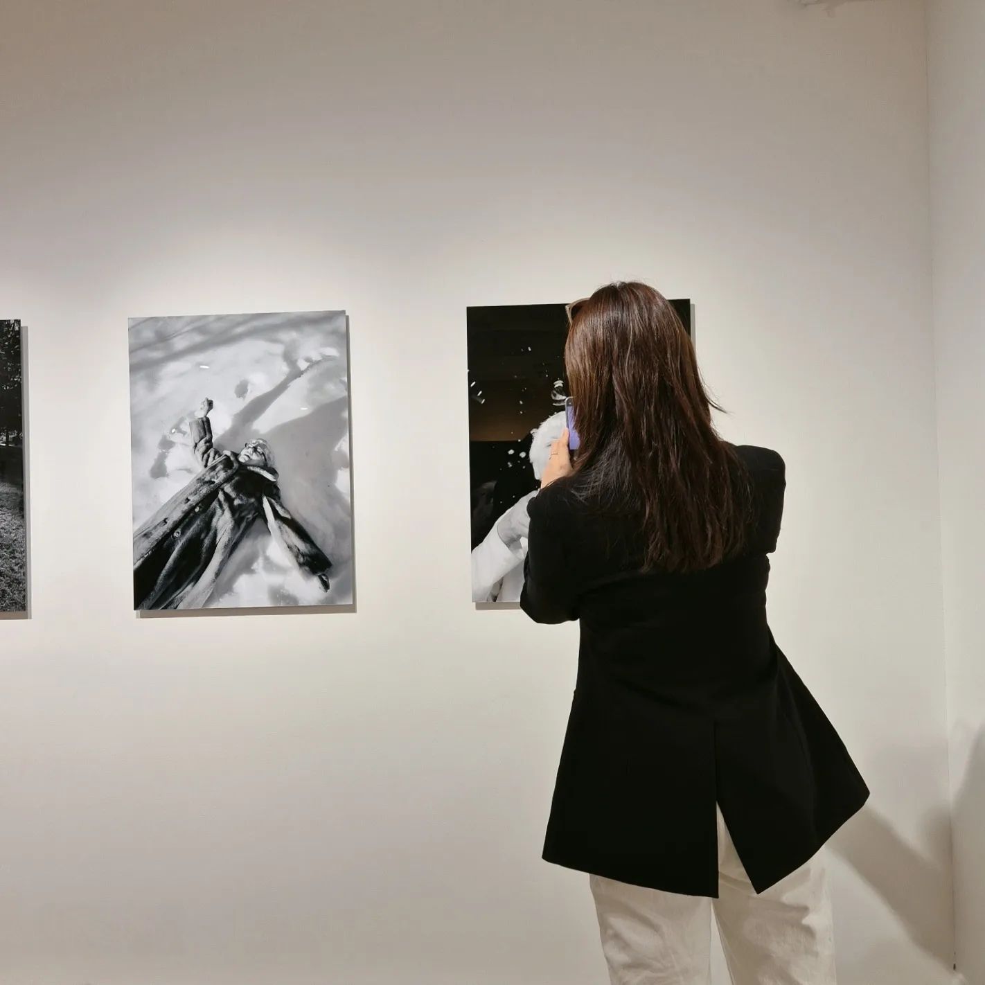 🖤 podomuseum
이번주 오픈한 <어쩌면 아름다운 날들> 전
포도뮤지엄 전시는 기대를 저버리지 않거든요

이 젊은 사회에서 노년은 무엇일까.
전시 초입부터 마음이 뭉클해져서
사랑하는 사람을 떠올리며 관람했어요

2024년 3월 20일 부터 1년 동안 진행될 전시니까요
기간동안 제주에 간다면 꼭 관람하고 오세요 🫰

.
.

#전시 #제주도 #여행 
#포도뮤지엄 
#어쩌면아름다운날들