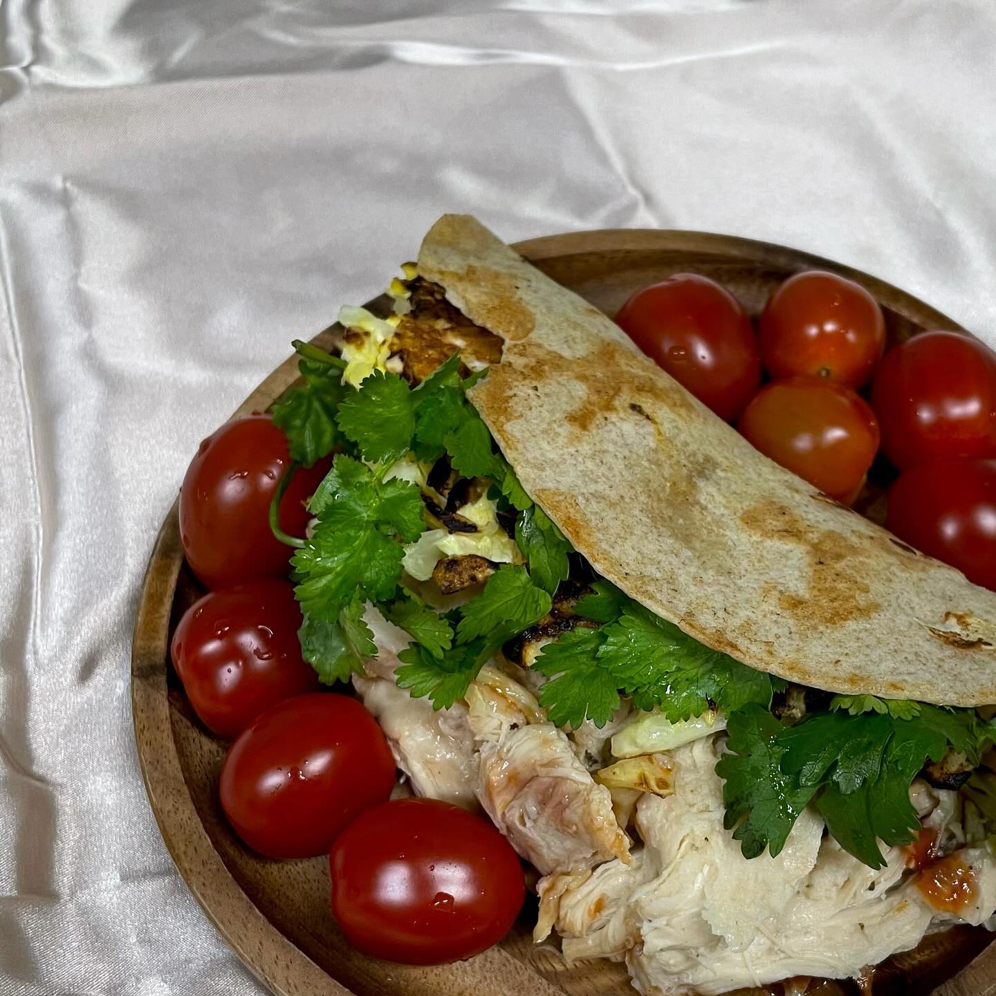 ✨감량기

🤍 스테비아 방울토마토 🍅

🤍 또띠아 샌드위치
통밀 또띠아구워서 닭가슴살 올리고
계란 1개 + 양배추 섞어서 구운 후 올리고
소스는 저당 딸기잼 + 저당 케찹 뿌리면 완성!! 🌮

맛은 어디서 많이 먹어본 토스트 맛,,,!
저는 고수러버라 .. 고수도 많이 올려줬습니다.. 🌿🌿

 #클린식단 #다이어터 #다이어트 #다이어트식단 #헬스타그램 #도시락 #식단추천 #다이어트간식  #유지어터 #식단일기 #식단관리 #다이어터소통 #식단공유 #다이어트소통 #다이어트레시피 #유지어터식단  #오늘식단 #운동소통 #건강식단 #건강식 #식단기록 #다이어트도시락 #도시락식단 #도시락다이어트 #통밀또띠아 #또띠아 #고수