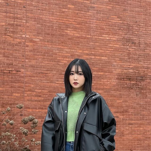  ✨찌닝‘s 출근룩 & 데이트룩 기록✨ on Instagram: "#광고
@standarderror_official 
달콤하지만 넘 짧아 늘 아쉬운 주말이 지나가고
정신 번쩍 들게 추운 월요일입니다아🥲

주말에 남편과 김포까지 드라이브 다녀왔는데요! 
스탠다드에러에서 보내주신 하이넥 포켓 레더 자켓입고 멋진척 좀 해봤습니다.
오버핏 레더 자켓이어서 편하면서도 믓찐언니 느낌 낼 수 있어서 좋더라구요. 플리츠 스커트랑 매치해도키치할 것 같구 정말 활용도가 좋은 아이템이에요.

주말까지만해도 날씨가 괜찮아서 봄이 얼른 오길 기원하는 마음으로 화사한 그린컬러 니트에, 작년에 파리에서 구매해온 메종키츠네 캔버스 백까지 들고 신났었네요🤭

이번주 정말 무섭게 추울예정이라고 해서 잔뜩 쫄아서 온갖 방한템은 다 챙겨서 출근해봅니댜…
이로케 추운날도 일하러 가는 동지님들 화이팅이에요ღ 

#찌닝룩
#스탠다드에러  #STANDARDERROR #남여공용자켓 #자켓#데일리룩#자켓추천#간절기아우터#JACKET#パンツ  #outer #스탠다드에러x텍토리#하이넥레더 #주말코디 #주말룩 #메종키츠네 #메종키츠네가방 #캔버스백 #마르디메크르디 #어그코디 #겨울코디 #겨울룩 #레더자켓 #패션계정 #dailylook #kfashion #ootd #김포카페 #아보고가"