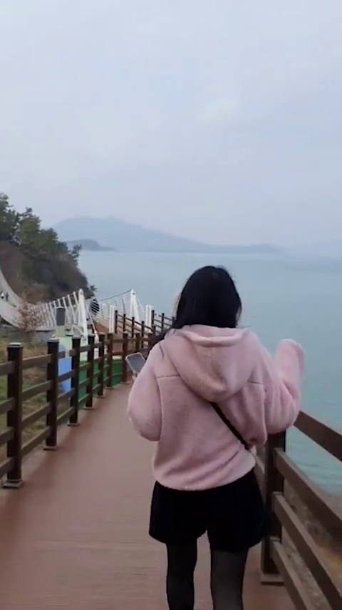 강진 #가우도 #출렁다리 

분명 출렁다리는 제기억으로 흔들려서 출렁다리라고 기억하고있었는데 제기억의 왜곡이 있었나봐요 🤣
출렁다리가 엄청.튼튼해요

흔들면 약간? 흔들린다? 느낌정도 나는데
그래도 다른 분들 지나갈땐 흔들지말라고 했더니 안흔든 🤣😅우리 큰애기 

신랑이 여행전날
 저희애들  2살 3살쯔음 찍었던
 영상 같이 보더니 ㅋㅋ이번 여행 에서 영상을 엄청 찍는거있 죠? 🤣우리만 재미있는 영상이지만 이런게 쌓이면 자료가되고 추억이되더라고요

#강진여행  #가우도출렁다리