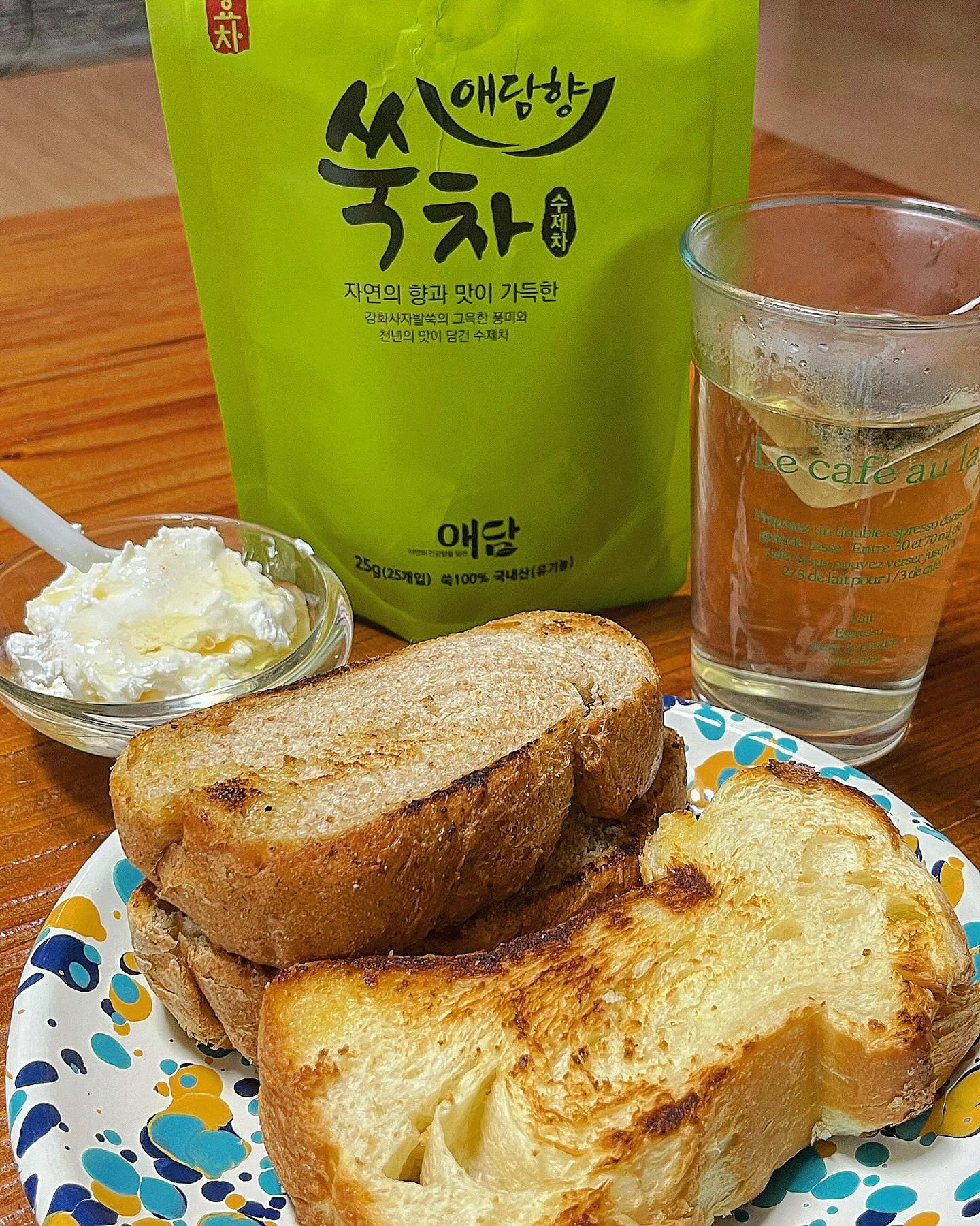 갑자기 찾아온 한파엔 홈카페로 맞선다☃️

커피도 좋지만 좀 더 건강하게 따듯함을 즐기고
싶다면? 바로 애담향 쑥차를 마시는거지🍵

애담향 발효 쑥차는 유기농 무농약 국산
강화도 약쑥으로 만들어져 카페인 제로☘️

버터에 구운 수제 식빵에는 리코타치즈에 꿀과
히말라야솔트를 더해 슥 발라주고

거기에 따스함 가득한 쌉싸름한 쑥차를 
더해주면 여느 카페 부럽지 않다구🍞

강화쑥은 변비에 최고고요? 위, 내장을 편안하게
해주고 손 발을 따듯하게 해준다는 사실🤍

#쑥차 #애담 #애담향 #애담향쑥차 #홈카페레시피
#협찬리뷰