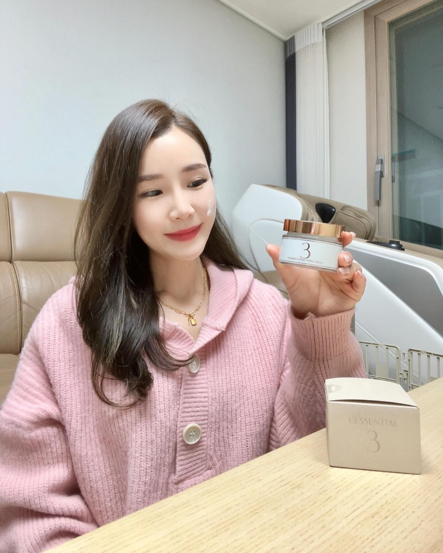 #협찬 #레센셜 #수분크림 #수분크림추천 #겨울수분크림 #수분크림인생템 #수분크림강추 

✨레센셜 로디올라 라이블리 트리플 크림✨

겨울철에 악건성으로 고민하는분들에게
속건조 케어에 도움을 줘서 추천하고 싶어요

10여종 멀티 히알루론산 함유로
피부 수분, 보습막 형성에 도움을 줘요

끈적임 없이 바로 흡수되어
피부 보습력이 높아서 화장이 잘먹어요

피부 저자극 테스트 완료로
예민한 피부도 걱정없이 바르기 좋아요

📌자사몰 URL : https://lessential.co.kr