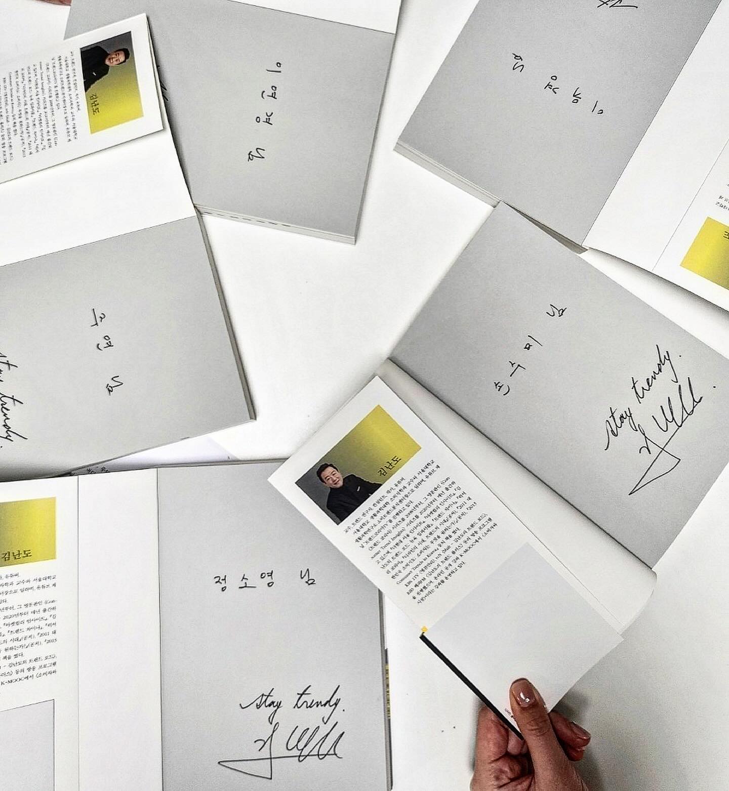_ #책당모의📚 

감사하게도 김난도 선생님께서 직접 책 챙겨와주셔서
맴버들 하나하나 챙겨주시며 사인해주신 🙇🏻‍♀️
<트렌드 코리아 2023>

그리고, 23년 1월~8월까지 진행한 
11번째~18번째 독서모임 책들📝

11. #지리의힘_팀마샬 
12. #고백_미나토가나에 
13. #어디서살것인가_유현준 
14. #아몬드_손원평 
15. #장하준의경제학레시피 
16. #폭풍의언덕_에밀리브론테 
17. #불안_알랭드보통 
18. #오베라는남자_프레드릭배크만