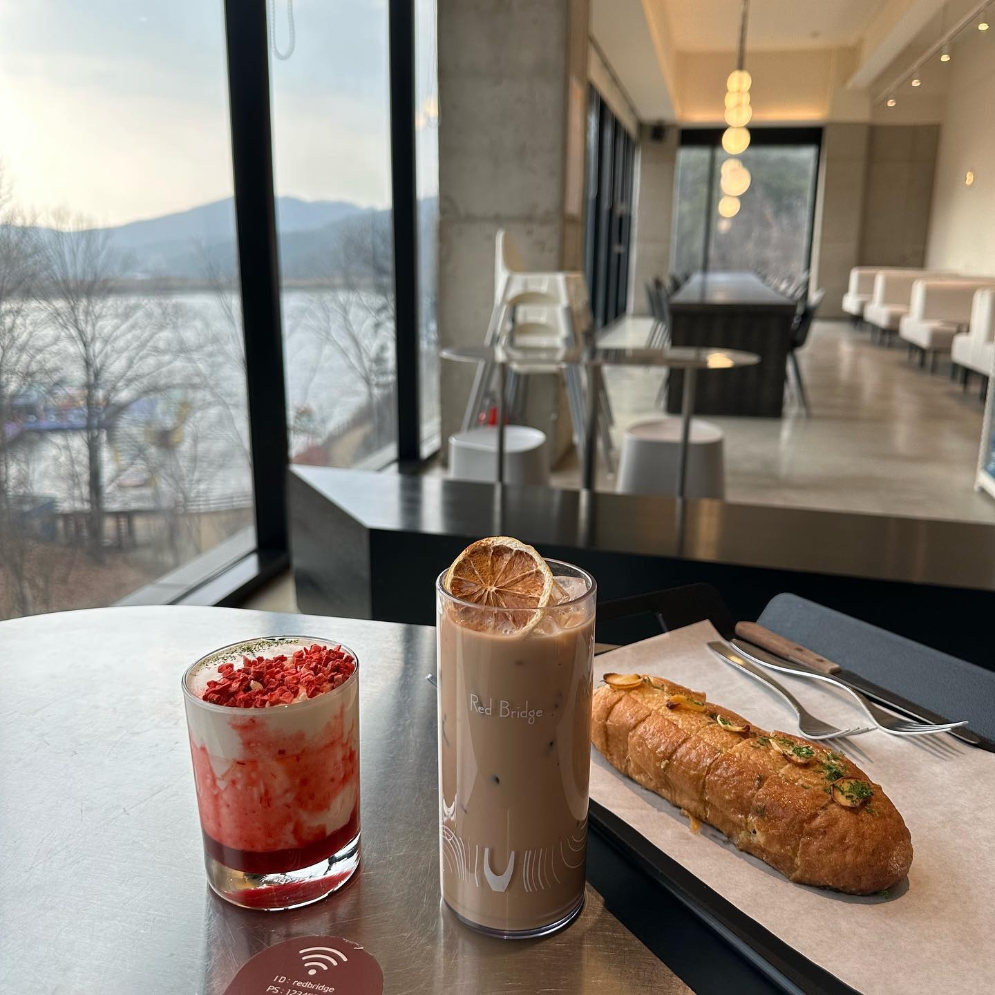 .
Lake 옆 cafe

#redbridge #레드브릿지 #cafe #bakery #베이커리 #딸기블로썸 #밀크티 
#일상 #daily #마장호수 #카페 #파주 #drive