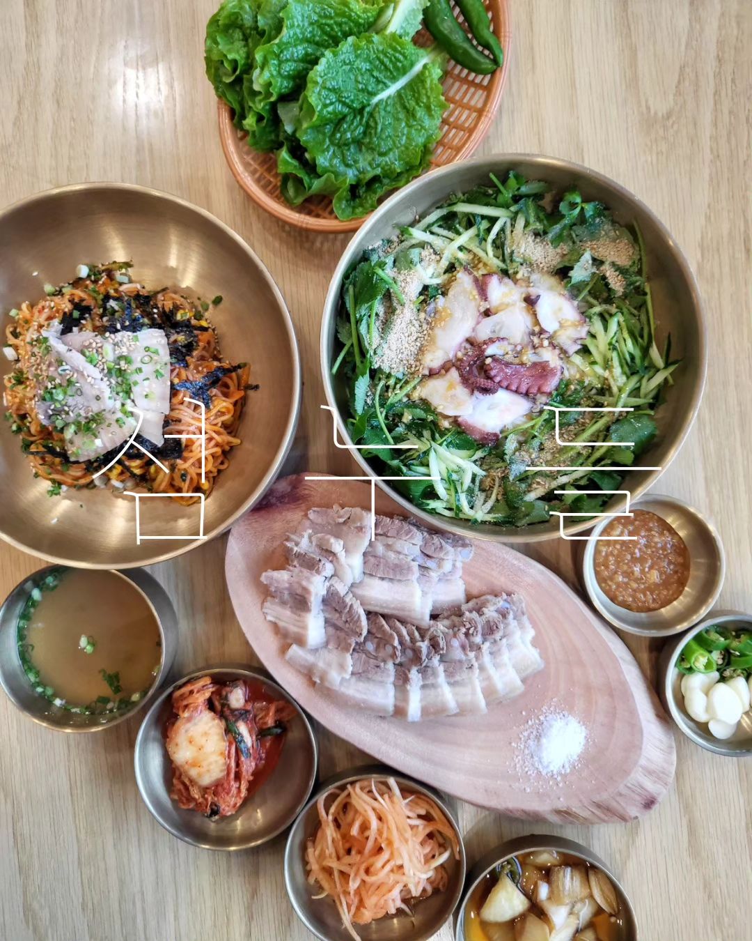 ❝제주공항 근처 도심 속 정원 국수 맛집 섬누들❞
.
.
💁‍♀️ᩚ제주도여행 먹부림에 빠질 수 없는 메뉴가 있다면 고기국수가 아닐까싶은데요ꔛ
🌱제주공항 근처에 도심 속 정원 분위기 맛집 ❛섬누들❜에 방문하였답니다.
🌧이 날은 촉촉히 비가 내렸던 날이였는데요〰️ 날씨는 흐리고 비는 내렸지만, 유리창에 빗방울이 맺히는 모습도 너무 예쁘고, 비오는 풍경을 바라보며 식사를 즐기는 내내 눈과 마음이 절로 정화되는 듯한 느낌이였답니다.
🍽저희가 주문한 돌문어들기름국수, 고기비빔국수, 돔베고기가 준비되었는데요〰️
🐙섬누들의 시그니처 메뉴인 ❛돌문어들기름국수❜는 간장베이스의 비빔국수로 담백하면서도 감칠맛이 풍부했답니다.
😋새콤달콤 입에 착 감기는 ❛비빔국수❜ 와 야들야들 쫄깃쫄깃 제주산 암퇘지로만 만든 ❛돔베고기❜는 잡내 없이 엄청 부드러워 셋찌도 너무 잘 먹었는데요〰️
👶아기의자, 아기식기도 준비되어있어서 셋찌도 함께 편안한 식사를 즐길수 있었답니다.
🙋‍♀️제주공항에서 차로 6분 거리로〰️ 도심 속 정원 국수 맛집 ❛섬누들❜에 방문해보세요..ᵗᑋᵃᐢᵏ ᵞᵒᵘෆ
.
.
💳 돌문어들기름국수 13,000원
💳 고기비빔국수 10,000원
💳 돔베고기 18,000원
.
.
⛤섬누들 : 제주시 연동 1934-3
⛤영업시간 : 10:00~21:00 
⛤휴무일 : 매주 화요일
⛤연락처 : 064-742-0649
🏷sumnoodle_jeju
.
.
#협찬 #섬누들 #제주공항근처맛집 #제주도민맛집 #제주고기국수 #제주고기국수맛집 #제주국수맛집 #제주국수 #제주도국수맛집 #제주도맛집추천 #제주맛집추천 #제주공항근처국수 #제주공항주변맛집 #제주공항맛집추천