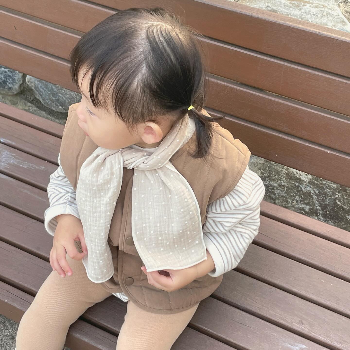 #제품제공 #뮤이즈2기 
어제는 그렇게 햇살 따뜻하다가
오늘되니 급 추워진 날씨 뭐죠 ? 🥶
이제 진짜 겨울 시작인가바요,, 

도툼한 겨울용 목도리와는 다르게
사계절 내내 쓰기좋은 두께의 머플러라
이중요루 원단으로 요즘같은 날씨엔
실내에서도 목에 가볍게 둘러주기 딱이에요 !

리본으로 묶어주면 더 귀여울듯 🎀
가볍고 얇아서 휘뚜루마뚜루 가방 속에
들고다니기도 좋은 뮤이 스카프 🤍

mewi_atelier 
#뮤이머플러 #아기머플러 #봄머플러 #봄스카프 #아기스카프 #요루거즈스카프 #아기머플러