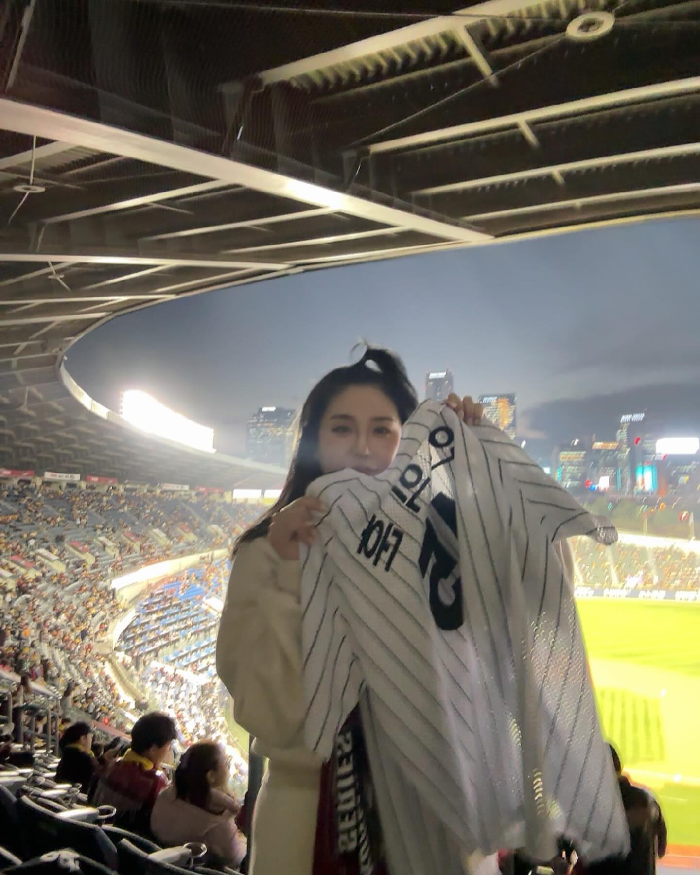💖
야구장 몇년만이니🥹
미니미 정우성도 보고
초반에 조진줄 알았다가,,
홈런 두방 터지고
역전 승리!!❤️남은 경기 가보자공
V3 우승까지 진행시켜~~~✌🏻

#엘지트윈스 #무적엘지 #승요 #한국시리즈2차전 #잠실야구장 #우승가즈아 #V3