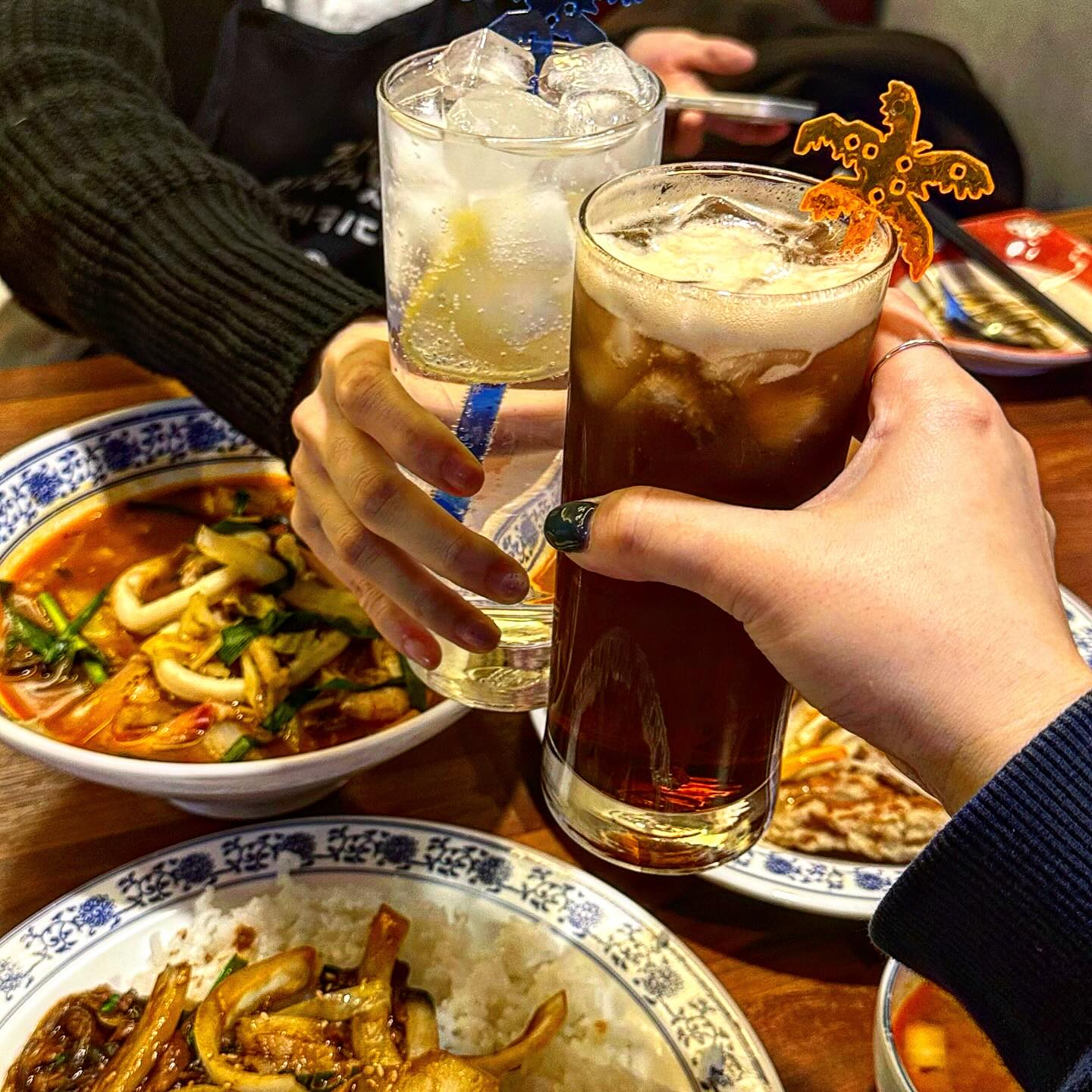 #강남역중국집 은 여기로 정했다!
#하이볼 까지 맛집인 여기는 #보배반점

#불고기잡채밥
일반적인 잡채밥을 생각하면 오산!
단짠단짠한 양념에 불고기와 통통한 당면,
각종 채소 토핑이 잔뜩 들어있다.
같이 나오는 얼큰한 짬뽕국물까지
보배반점의 숨겨진 JMT 메뉴.
개인적으로 내 취향..❤️

#보배짬뽕
얼큰한 국물에 푸짐한 건더기까지
여기는 진짜 짬뽕맛집이다.
해장으로도 딱인 메뉴

#탕수육 미니
미니 사이즈지만 양이 꽤 많다.
새콤달콤한 소스와 고소한 돼지고기가 잘 어울리는 탕수육의 정석!

📌 보배반점 강남직영점
위치: 서울 강남구 강남대로94길 19 1층
영업 시간: 매일 11:30 - 23:00
라스트오더) 22:30 

#보배프렌즈2기
