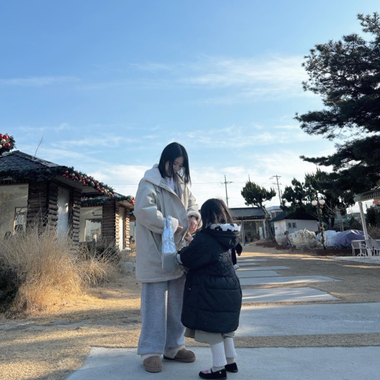 이모들이 있어야 나오는 우리 투샷 🖤
열정적으로 찍어준 민굥이모 감사 :-) 
오늘 외동놀이 김주예 잘 놀았다!!🎄💛