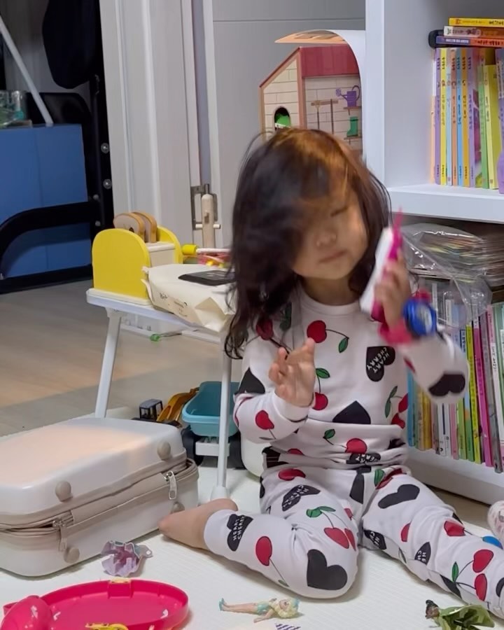 전화받을 때마다 머리쓸어넘기는 냐니
머리쓸어넘기다가 전화끊기겠다 딸아
맨날 아빠랑 통화하는 통화러버
자다깨서 얼굴부었는데도 예쁘다❤️
#아빠사랑 #전지현인줄 #자체발광그녀  #우리집제일바쁜애 #콩이잠깐나와줄래
