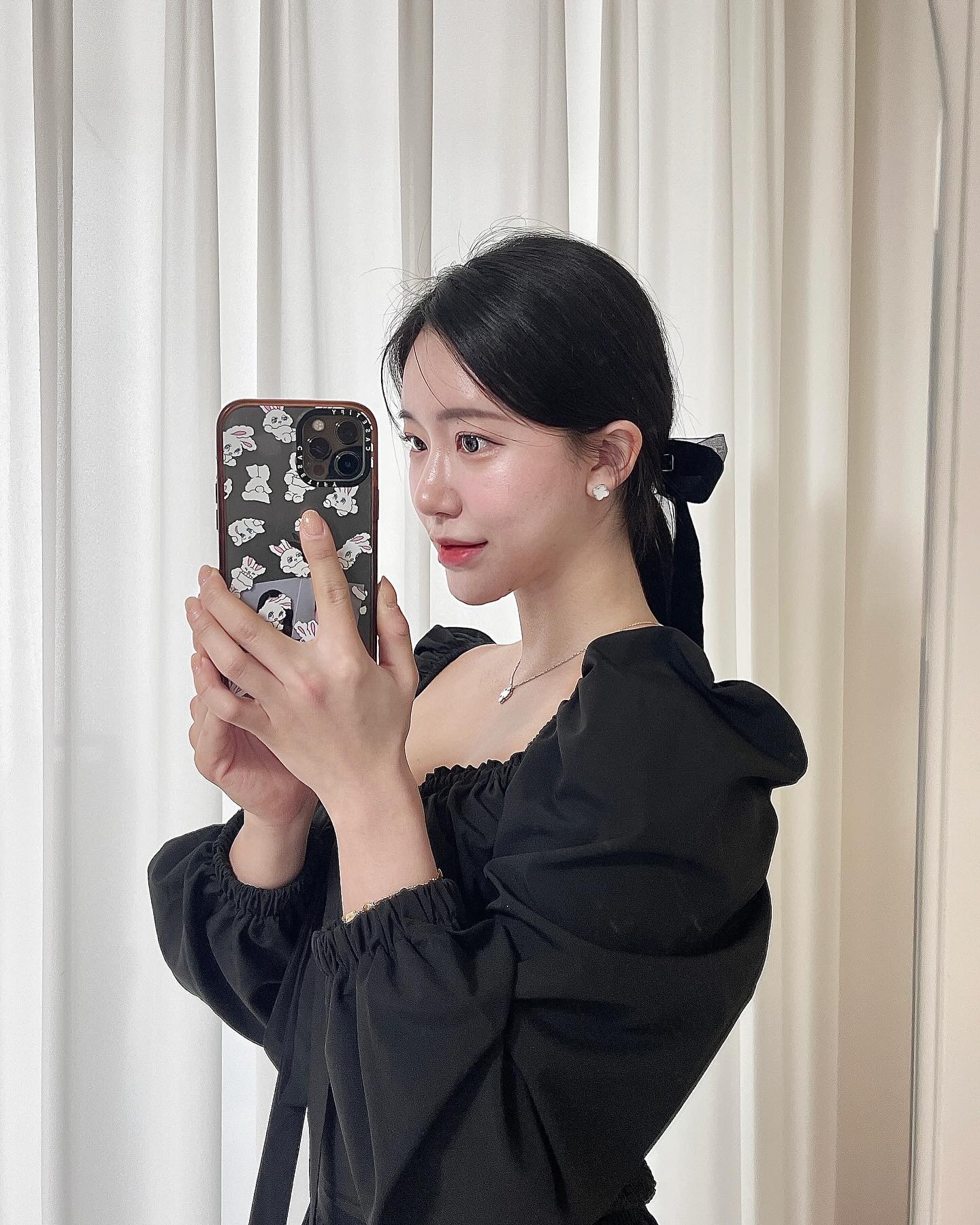 악세사리 할인 쿠폰 받아가세요..🤍
제가 평소에도 헤어 악세사리 참 좋아하는데요..(어제도 오늘도 머리띠;;)
옷을 대충 입어도 머리띠, 머리핀만 착용해줘도 
포인트가 되면서 꾸민 느낌이 들거등요!

그 중에 알제브 단골인데 감사하게도 연락을 주셔서
팔로워 분들을 위한 작은 선물을 가져왔습니다..🎁
제 프로필 링크로 들어가시면 
20% 할인쿠폰을 받아 구매하실 수 있어요
물론 지나가시다 들르신 분들도 쿠폰 받으실 수 있습니더,,

제 최애는 벨벳 머리띠랑 리본핀...헤ㅔ
귀도 하나도 안아프고 너무 좋아요
비녀는 숱부자+긴머리 분들께 강추!!
똥머리 하면 너무 크고 무겁고 쳐지쟈나요...
비녀 꽂아주면 포인트+고정 완료
사무실에서 맨날 쓰는 즁..˙ᵕ˙

헤어악세사리 외에도 귀걸이, 목걸이도 예쁜거 넘 많으니까 구경해보세요
.
.
#헤어악세사리추천 #헤어악세사리 #헤어악세사리브랜드 #헤어악세사리쇼핑몰 #머리핀 #머리띠 #벨벳머리띠 #체크머리띠 #리본머리핀 #머리띠맛집 #머리핀맛집 #비녀 #헤어악세사리 #헤어템