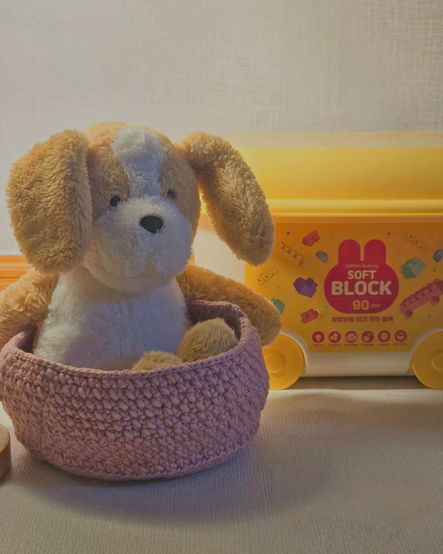 #코바늘 #바구니 

막둥이 좋아하는 자동차 넣어줄라고 바구니 만들기 💜 

기본에서 넓이만 추가로 했더니 막둥이 애착인형도 쏘옥~~ 

구럼 뭐하니 모자마냥 쓰고 다니중🤣🤣