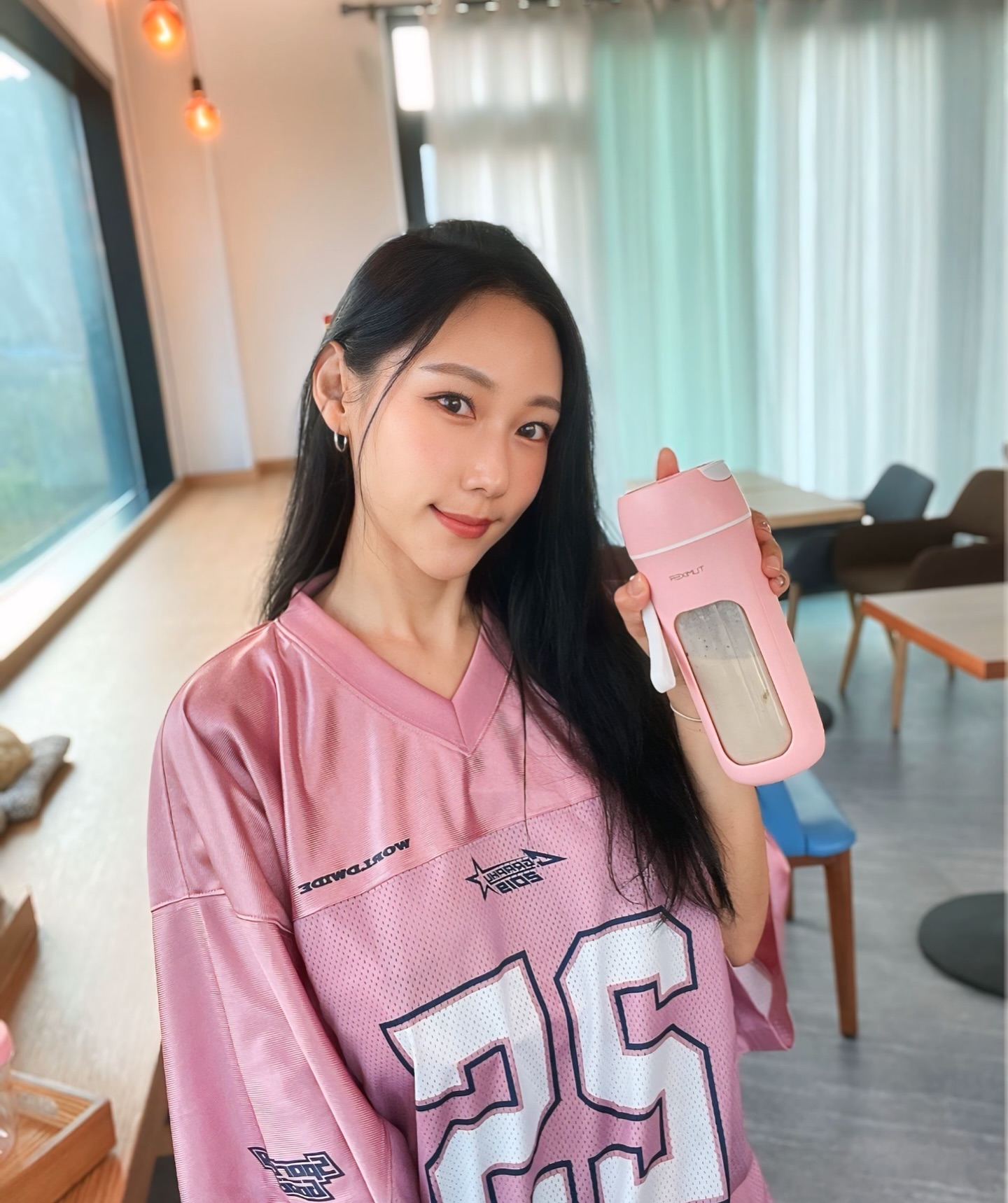 오예 나도 신상 텀블러 생겼지롱˚₊✩‧₊'◡'

두유랑  쉐이크 챙겨서  바로 갈아버리면  끝ㅡ♡.

다음엔 과일🍎을 갈아  먹어볼까👀

#팡팡헬시메이커  #무선믹서기 #휴대용믹서기 #삼시세끼믹서기 #다이어트믹서기 #건강믹서기 #스무디믹서기 #다이어트식단 
#염경환믹서기