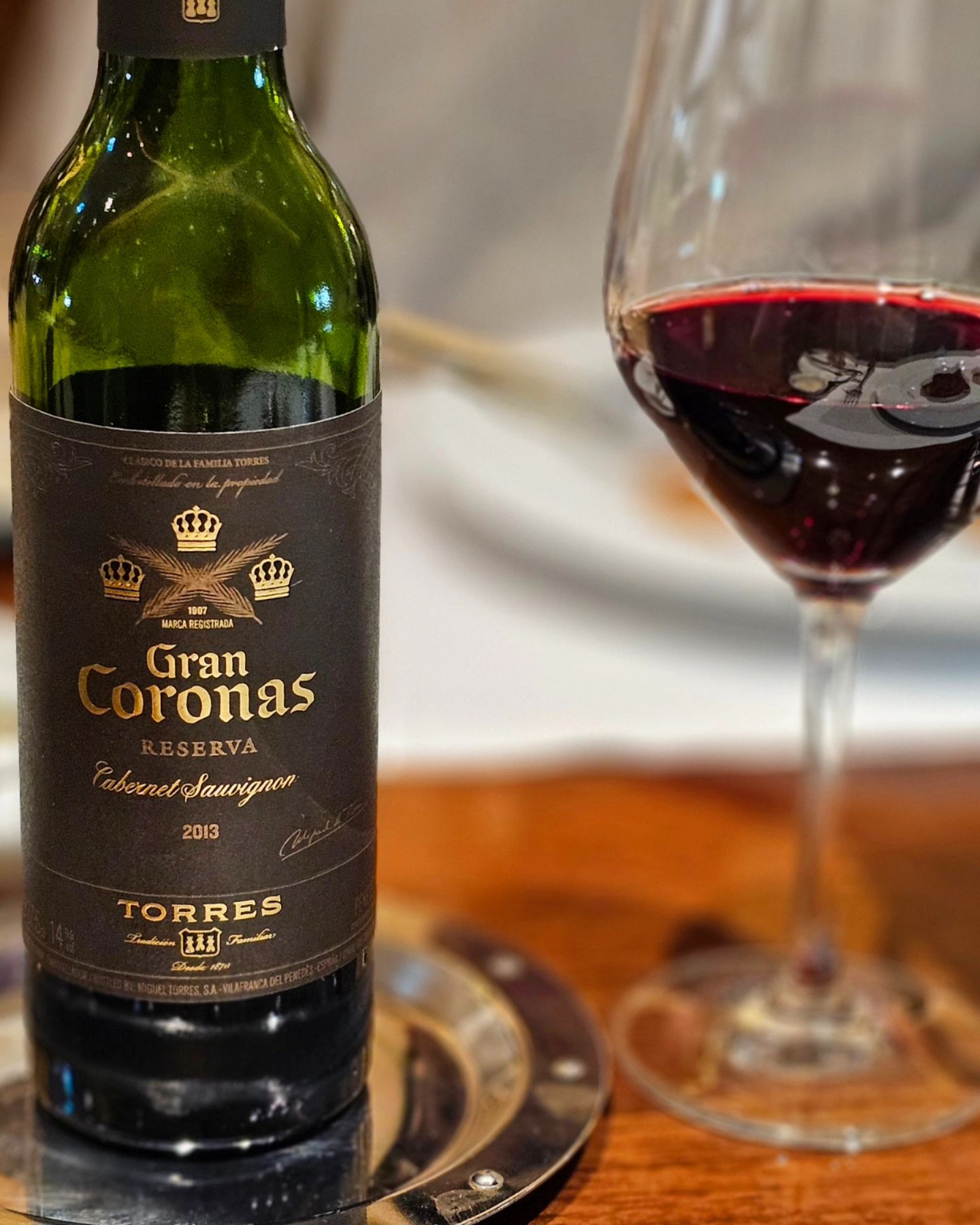 토레스 그랑 코로나스
Familia Torres, Gran Coronas Reserva Cabernet Sauvignon

적당한 산미가 있는 드라이와인입니다. 은은하게 올라오는 오크향이 참 좋았어요! 가격대비 괜찮은 와인👍🏻

주종 : Spanish Cabernet Sauvignon
제조국 : 🇪🇸 Spain
생산지 : Catalunya / Penedes
생산자 : Familia Torres
가격 : 루브리카에서는 하프와인 7만원 바틀샵에서는 큰게 3만원🤣

#레드와인 #루브리카 #하프와인 #까베르네쇼비뇽