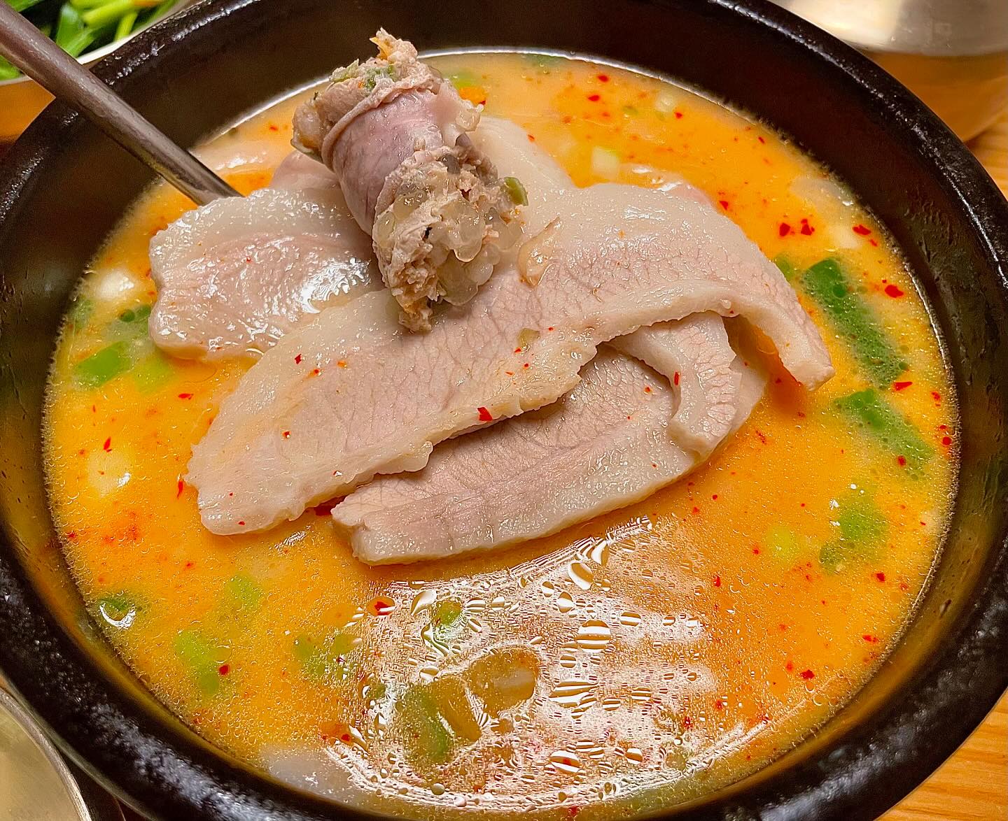 ’순대신록‘ 고터 센트럴점
프리미엄 전통 순대로 너무너무 유명한 순대신록
고속터미널역 신세계점 방문!

인스타와 같은 매체에서 너무 많이 노출되어
너무너무 가보고 싶었던 곳을 드디어 방문!

쫄깃함의 끝판왕 항정수육 국밥에
주문은 당연하지만 이곳의 시그니쳐중 하나인 순대스테이크와
빠질수 없는 전통순대와 단백한 삼겹 수육으로 결정 👍

기본반찬은 깍뚜기와 부추무침 양파이 나오는데,
마늘은 키오스크로 주문시 따로 주신다 😙

🍳 쫄깃하면서도 담백한 항정수육에 국내산 사골로 직접 우려낸 진한 국물그리고 전통 순대를 넣어 국물과 건데기 모두 맛이 일품인 순대국, 정말 국물이 건강하면서도 담백한 향이 나는 맛이며 간또한 다데기 없이 슴슴해 너무 좋다
🍳 담백한 삼겹살로 만든 삼겹수육과 조선시대 조리서 ’시의 전서‘에 근거하여,무항생 돼지고기와 17가지 재료로 직접 만든 건강한 전통순대가 찜기에 나오는데, 인덕션이 자리마다 있어 끝까지 따뜻하게 먹을수 있고 부추를 올려 먹으면 이또한 꿀맛 술이 한잔 생각 날수 밖에 없는 맛
🍳 세계 최초의 스테이크형 순대, 겉을 바삭바삭 구워 식감이 겉바 속쫀득 너무 좋으며 특제 순대라 그런지 육즙고 가득하게 세상 담백함을 맛볼수 있다 

음식이 담백하고 깔끔하게 맛있어
다음에는 소고기 순대스테이크와 치즈추가, 오징어 수육도 궁금하고
곱창볶음도 너무너무 먹어보고 싶은곳!
혜화가 본점이라고 하던데, 다음에는 본점도 방문해보고 싶은 곳 😀

든든하고 맛나게 한끼하거나
수육과 순대에 한잔하고 싶을 때 방문하시는 것 적극 추천드립니다 🥰

<메뉴>
순대스테이크 : ₩ 15,000
삼겹수육과 전통순대 : ₩ 35,000
항정수육 순대국 : ₩ 15,000

<장소>
순대실록 센트럴시티점(서울 서초구 신반포로 176 센트럴시티 중층 M9호)고속터미널역

#순대신록 #순대스테이크 #고터술집 #고속터미널술집 #강남술집  #고속터미널맛집 #고터맛집 #서초맛집 #반포맛집 #센트럴시티맛집 #강남맛집 #강남신세계맛집 #신세계맛집 #고터밥집 #강남밥집 #강남신세계 #강남신세계맛집