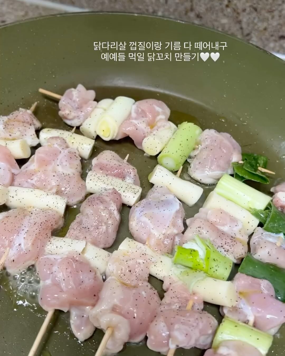 집에서 해주는 간단한 저녁밥.
별거 아닌데도 맛있게 잘 먹어주는 예예들 고마워!
엄마가 더 더 열찌미 요리 해볼께(ˊσ̴̶̷̤⌄σ̴̶̷̤ˋ)♡

#예예남매 #저녁밥상 #맛저 #유아식