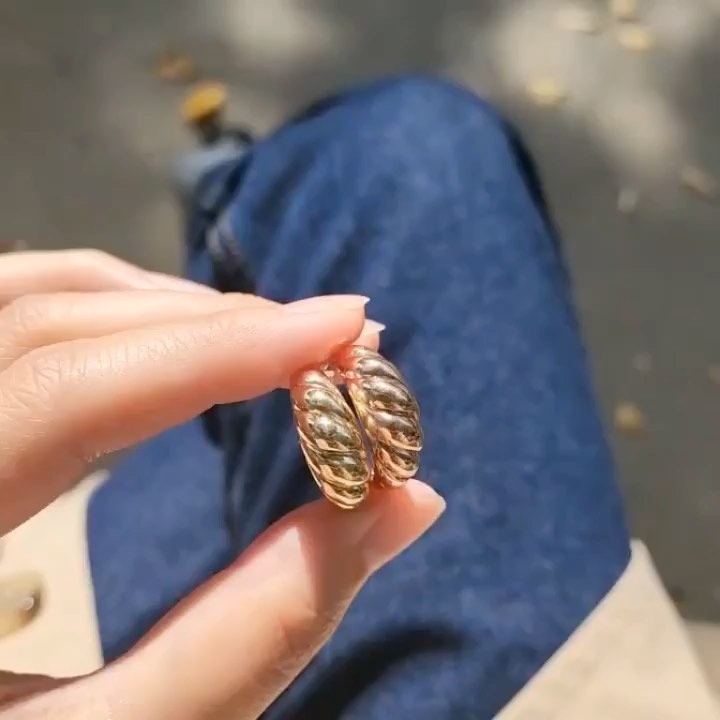 .
열손가락 다 끼고싶은 14k 18k
크루아상 볼드 꽈배기 금 반지 💍

♥️

유니크한 크루아상 디자인의 
볼륨 꼬임 꽈배기 금 반지 에요 💕
크루아상 빵에서 영감을 받은 반지로
파리지앵이나 뉴요커같은 실루엣을
연출 할 수 있는 매력적이고 시크한 
반지 랍니다. 실물로 보면 더욱 감탄 할 만한 비주얼이에요 ! 
중량 대비 볼륨감을 높혀서 제작된 볼드 반지에요 !
단독으로 착용해도 돋보이며 , 캐쥬얼 또는 페미닌 룩 등
다양한 의상에 포인트 주기 좋은 반지로
자신있게 추천드려요 :D