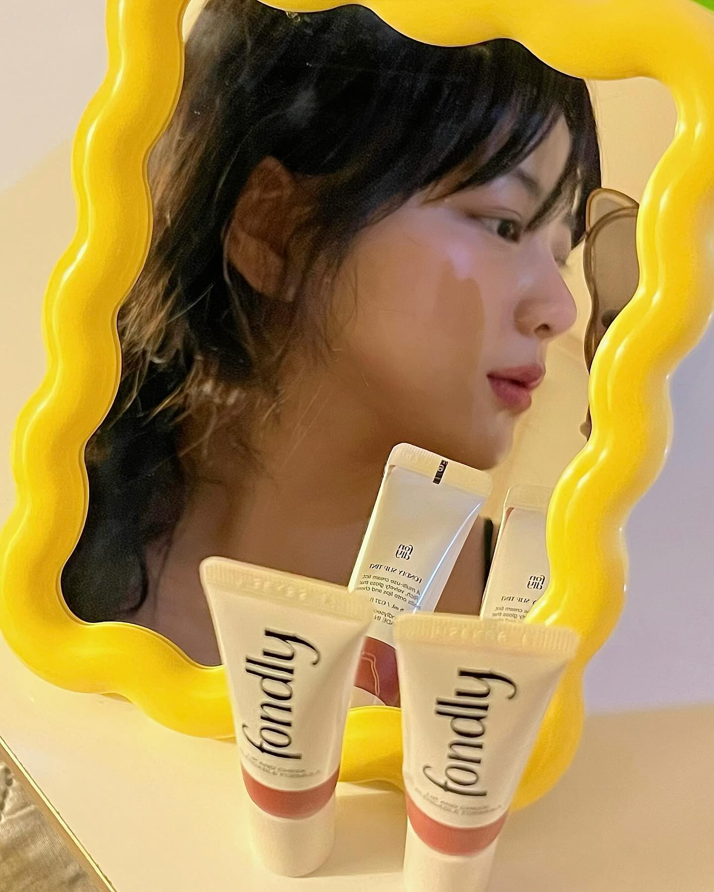 #협찬 FONDLY SLIP TINT💄fondly_official 

저는 눈화장을 하면 답답해 보이는 타입이라 👀💧
피부화장을 제일 중요시하고 치크와 립에 포인트를 주는 걸 좋아하는데요

01 칠리스모어는 웜톤 쿨톤 구애 없이 사용 가능한 컬러라
립 베이스 및 볼터치로 사용하고
02 디어코코는 차분한 MLBB 아날로그 컬러로 입술 안쪽에 발라 
블렌딩 해주었습니다 :)

폰들리의 슬립 틴트는 특허 받은 젤리팁으로 
건조함이나 각질 부각없이 부드럽고 촉촉하게 블러링/스머징 가능했어요 
또한 한 콧으로도 쨍한 발생력으로 착색까지 예쁘게 오래 남아서
아침에 화장해도 저녁까지 수정 화장이 자주 필요하지 않았답니다 ✨
물감 같은 귀여운 빈티지 디자인에다 작고 휴대성이 좋아 주머니에 쏙쏙 잊지 않고 챙겨다닐 예정입니다 😉

폰들리 공식몰 회원가입 시 2,000원 할인 / 카카오톡 채널 친구 추가 시 1,000원 할인 이벤트도 진행하고 있으니 어서 참여해 보세요!

#폰들리 #폰들리슬립틴트 #폰들리젤립틴트 #젤리팁틴트 #립틴트 #틴트추천 #쿨톤틴트 #벨벳틴트 #오버립 #립메이크업 #데일리메이크업 #makeup #makeupreels #beauty