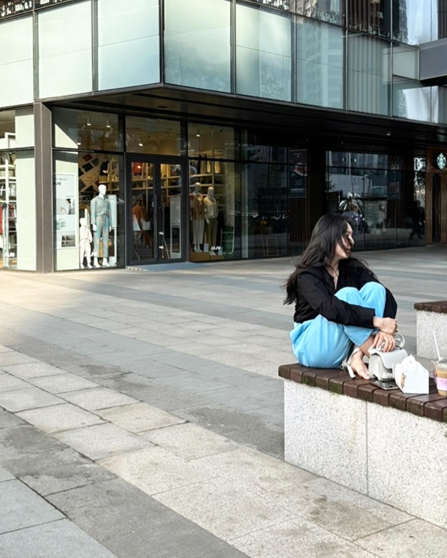 #스벅 자리 없어서 #노상 중☕️
남편이 나를 보는 시점엔 늘 얼굴이 없다.

새로 생긴 #멘지라멘 드디어 가봤지만
우리에게 #불호 음식으로 깔끔하게 정리됨〰️
-

#광교엘포트몰 #광교 #멘지 #호불호음식 
#스타벅스 #돌체라떼 #맛없다그램