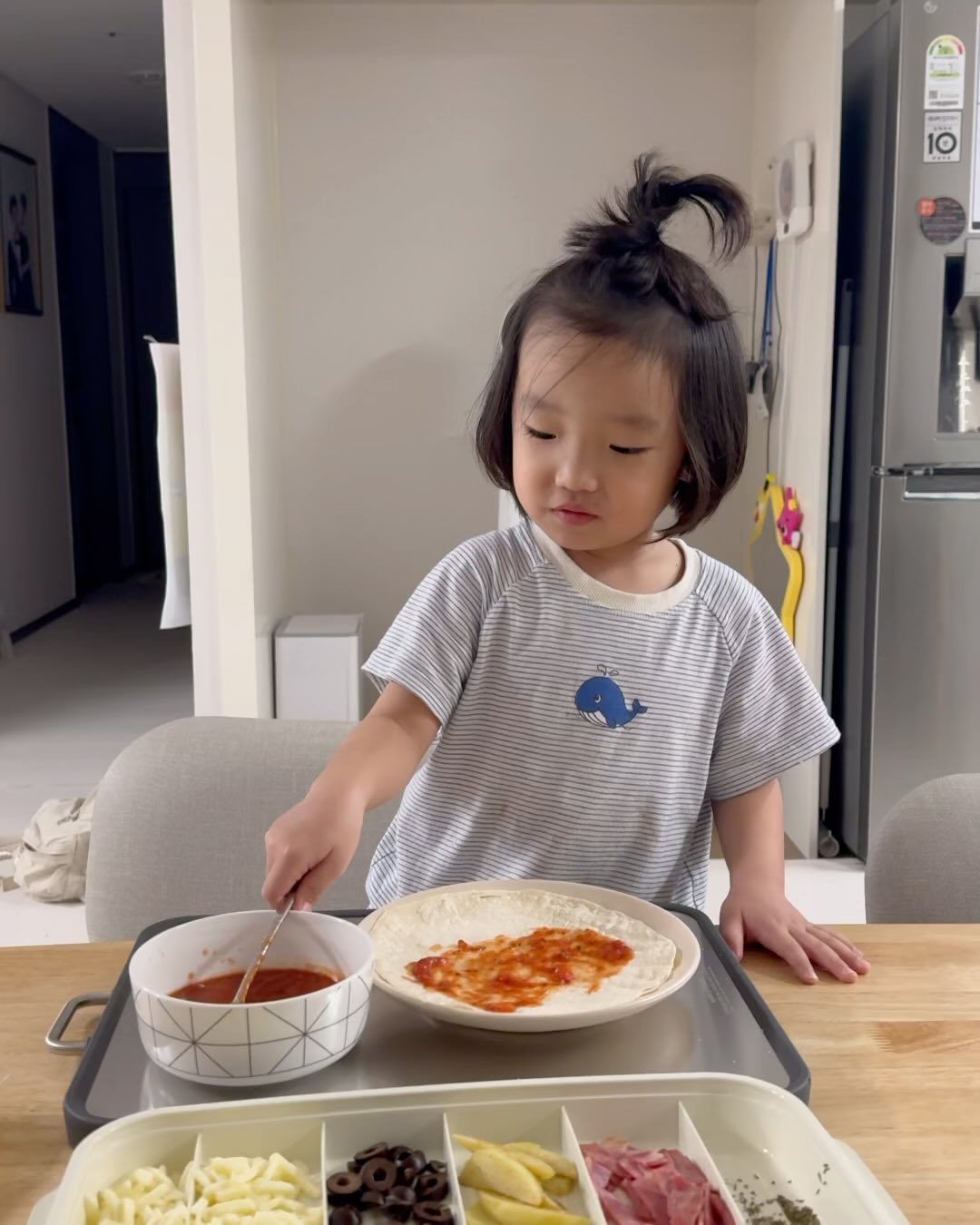 🎅우주와 함께하는 크리스마스🎄
엄마잔소리가득한(?) 피자만들기🍕
그리고 홈 영화🤭 
재밌는거 두개나 해서 행복하다는 우주
.
엄마아빠가 더 행복하게해줄게❤️❤️❤️